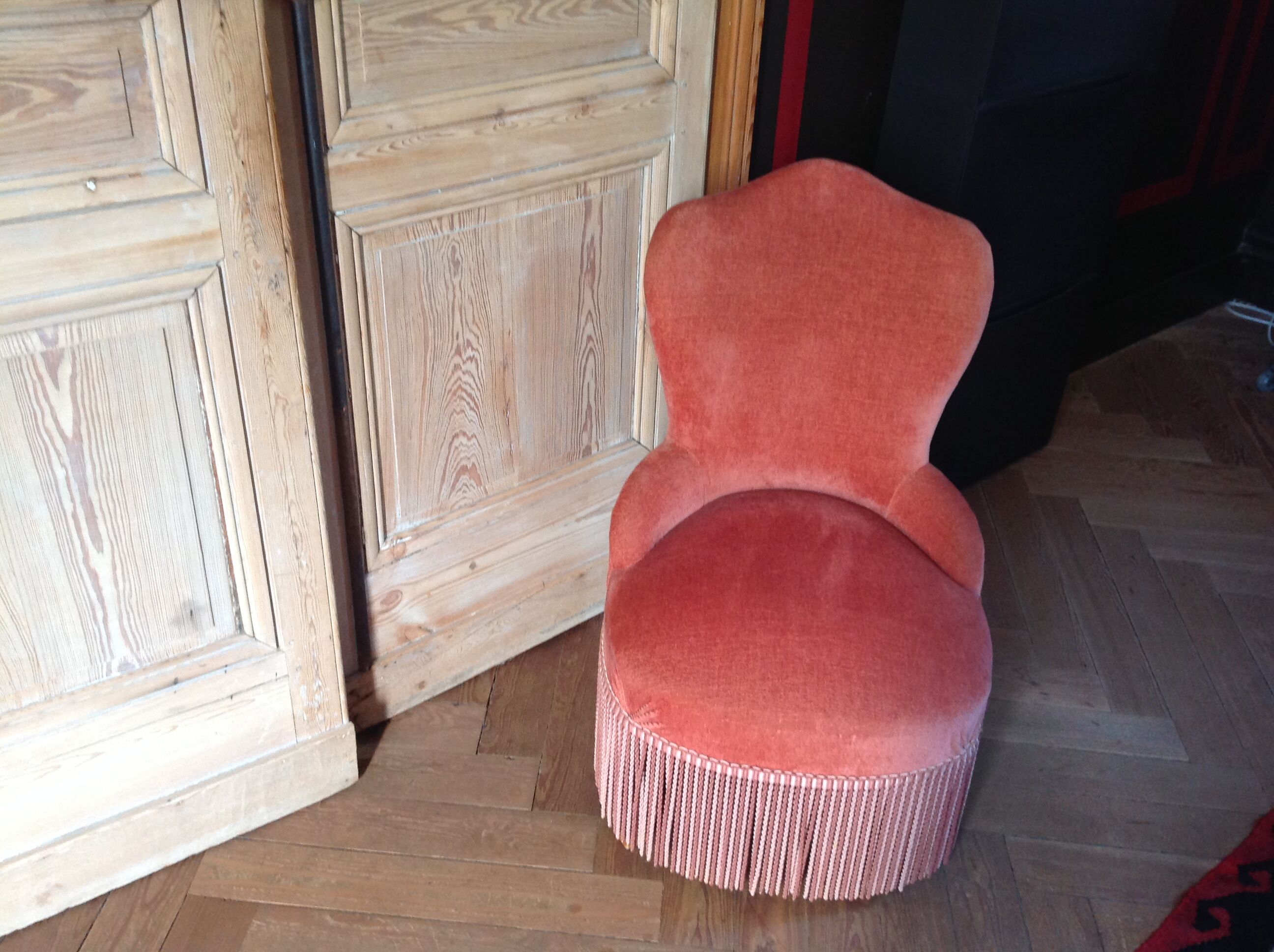 Pink velvet toad chair