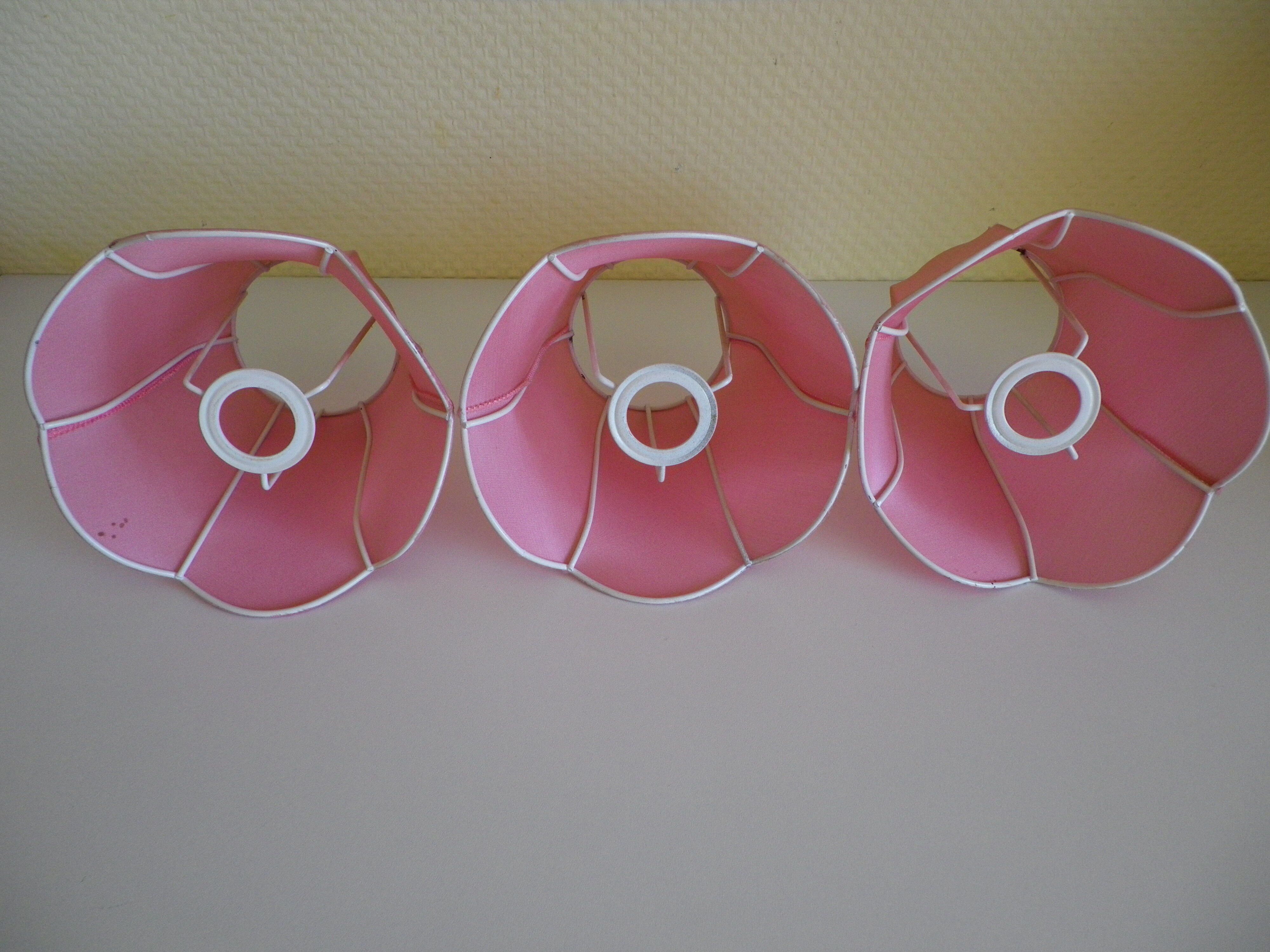 Lasuffed white metal suspension - 3 pink lampshades