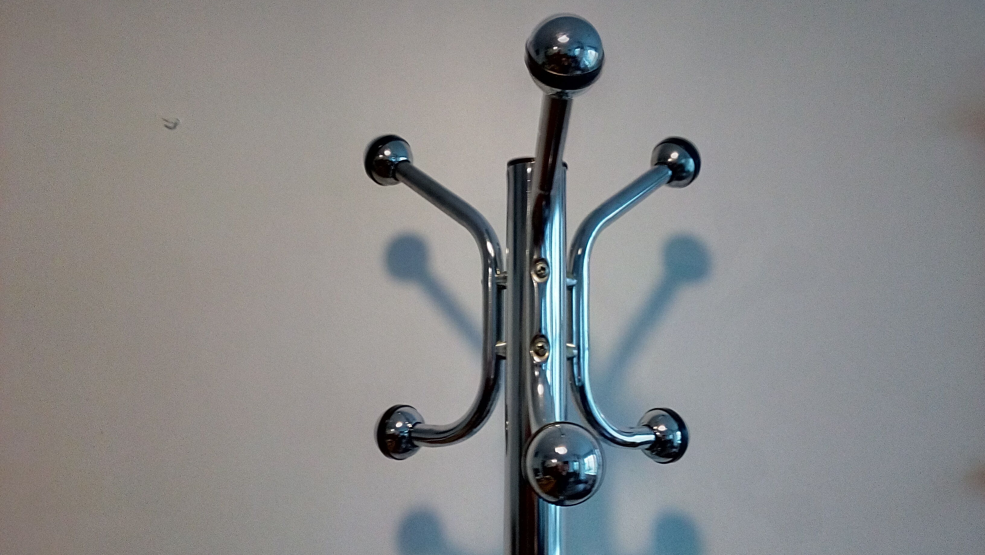 Metal parrot coat rack