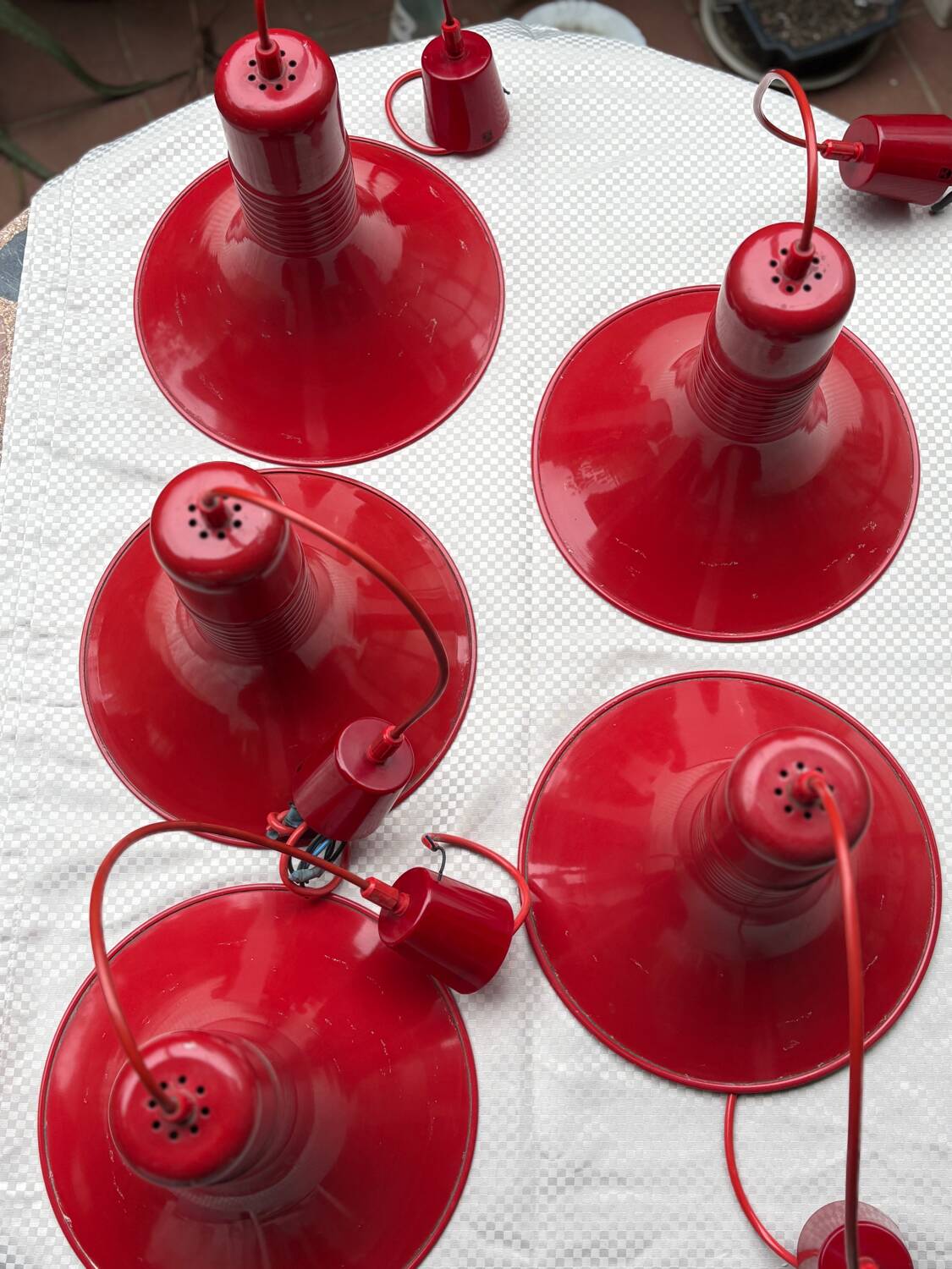 Ensemble de 5 suspensions vintage "formas" (espagne) – acier laqué rouge – état