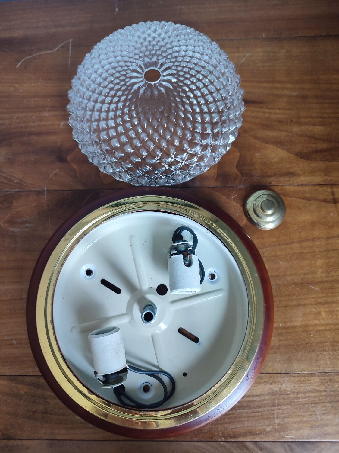 Lot de deux plafonniers en verre et laiton vintage