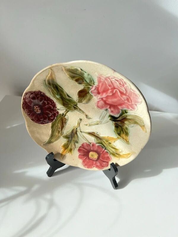 Art Deco barbotine plate from the 1930s – floral decoration of pink zinnia and dahlia – antique ceramic Ø 22 cm