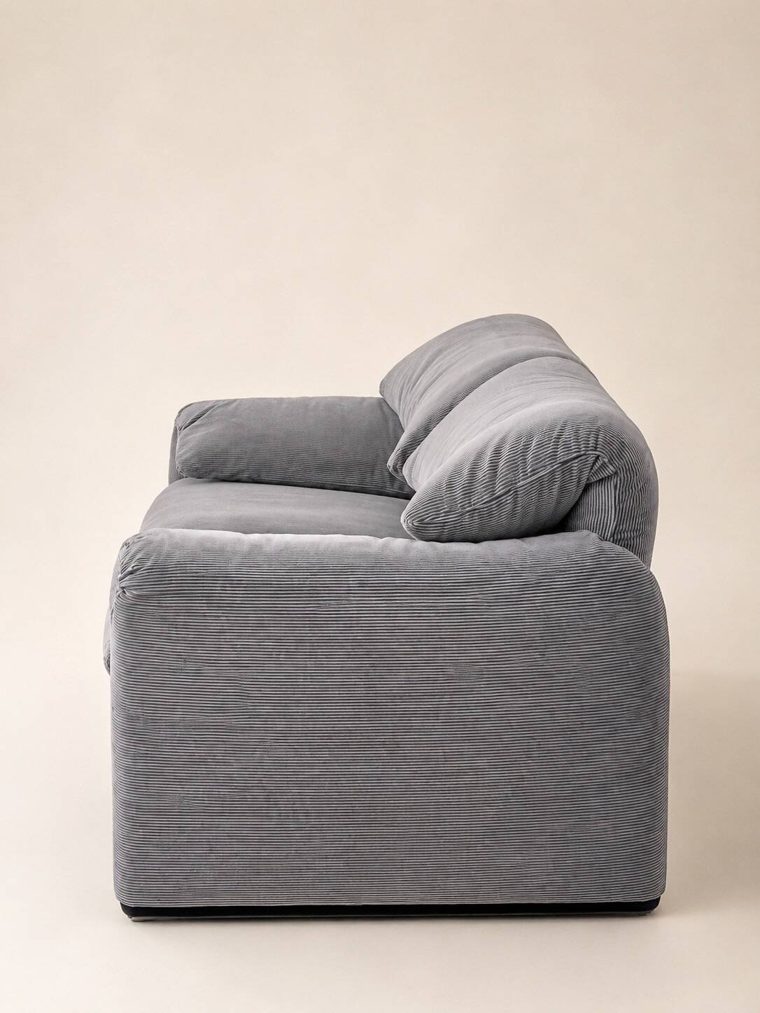 Canapé 2 places Maralunga bleu violet par Vico Magistretti, édition Cassina