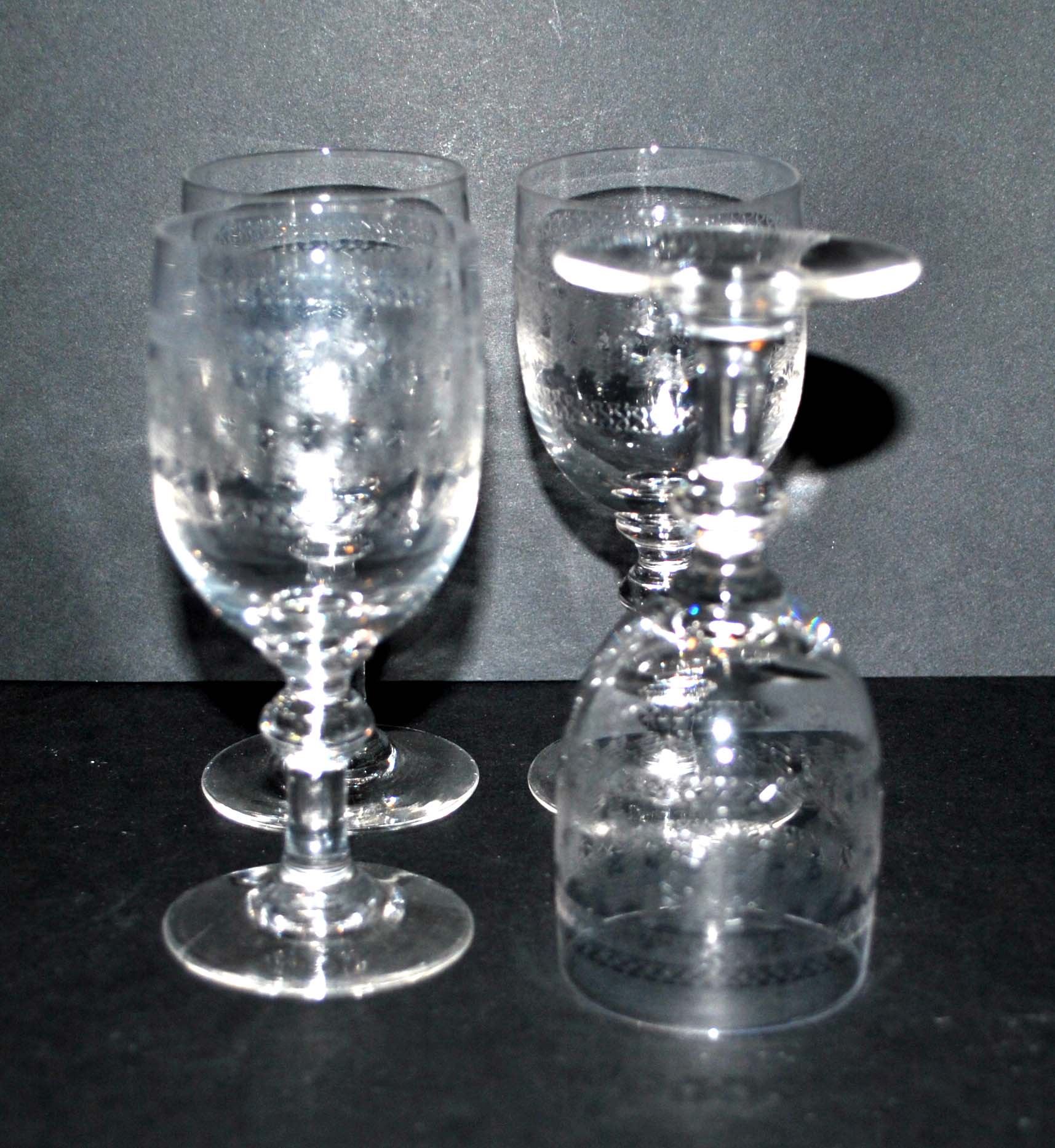 Set of 4 glasses with stem in acid-engraved crystal in pantogravure - guilloche volutes 11cm