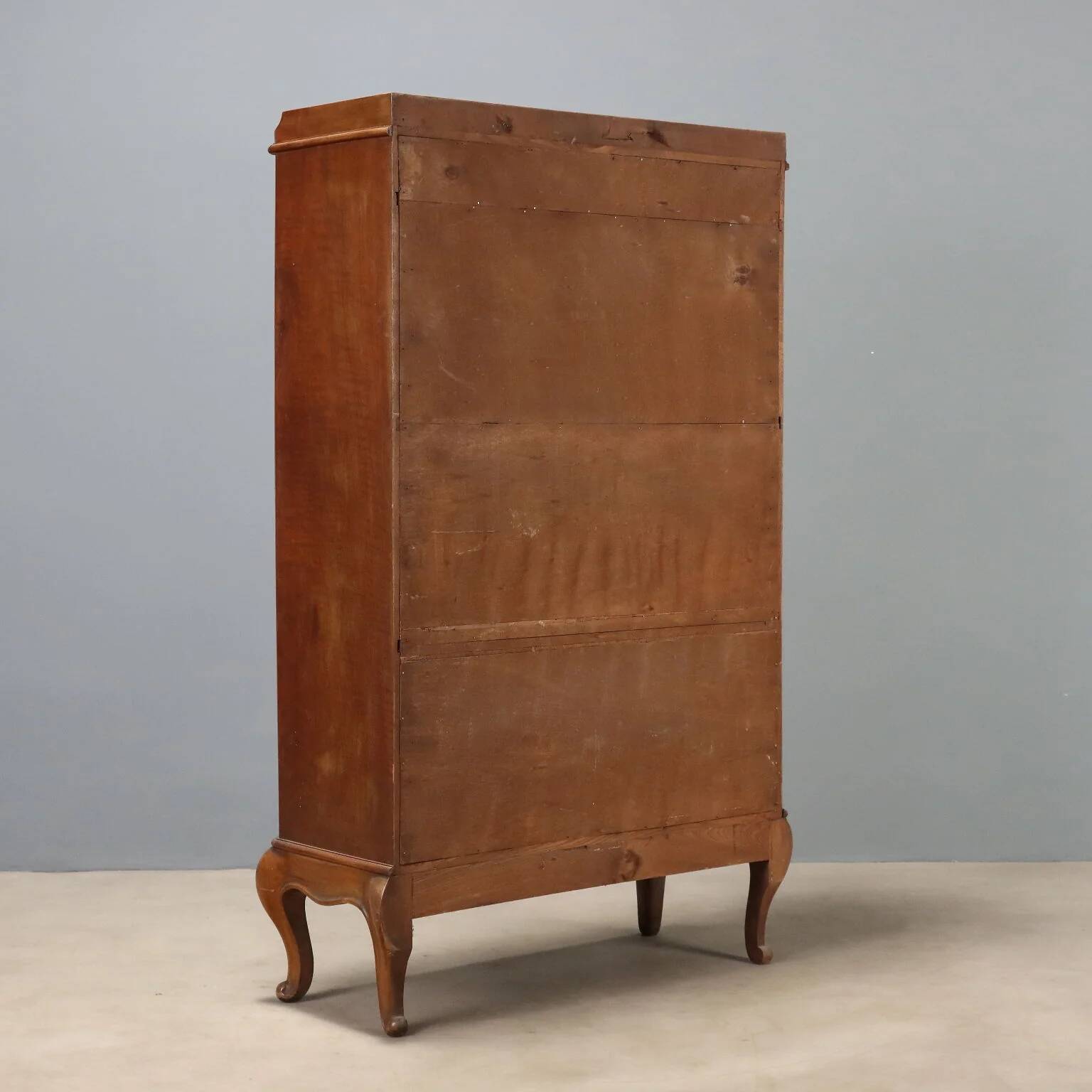 Open walnut library with balustrade - Italy 20th century
