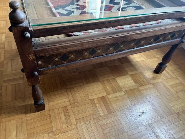 Table basse en bois massif avec tiroirs et plateau en verre – pièce unique