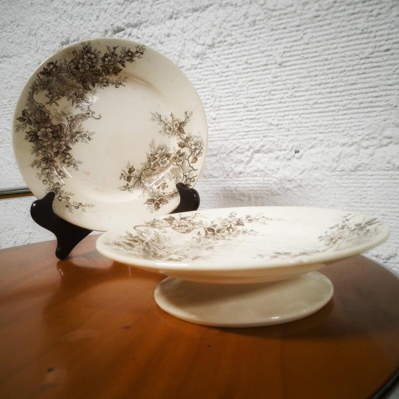 Assiette sur piedouche terre de fer - Décor Pompadour