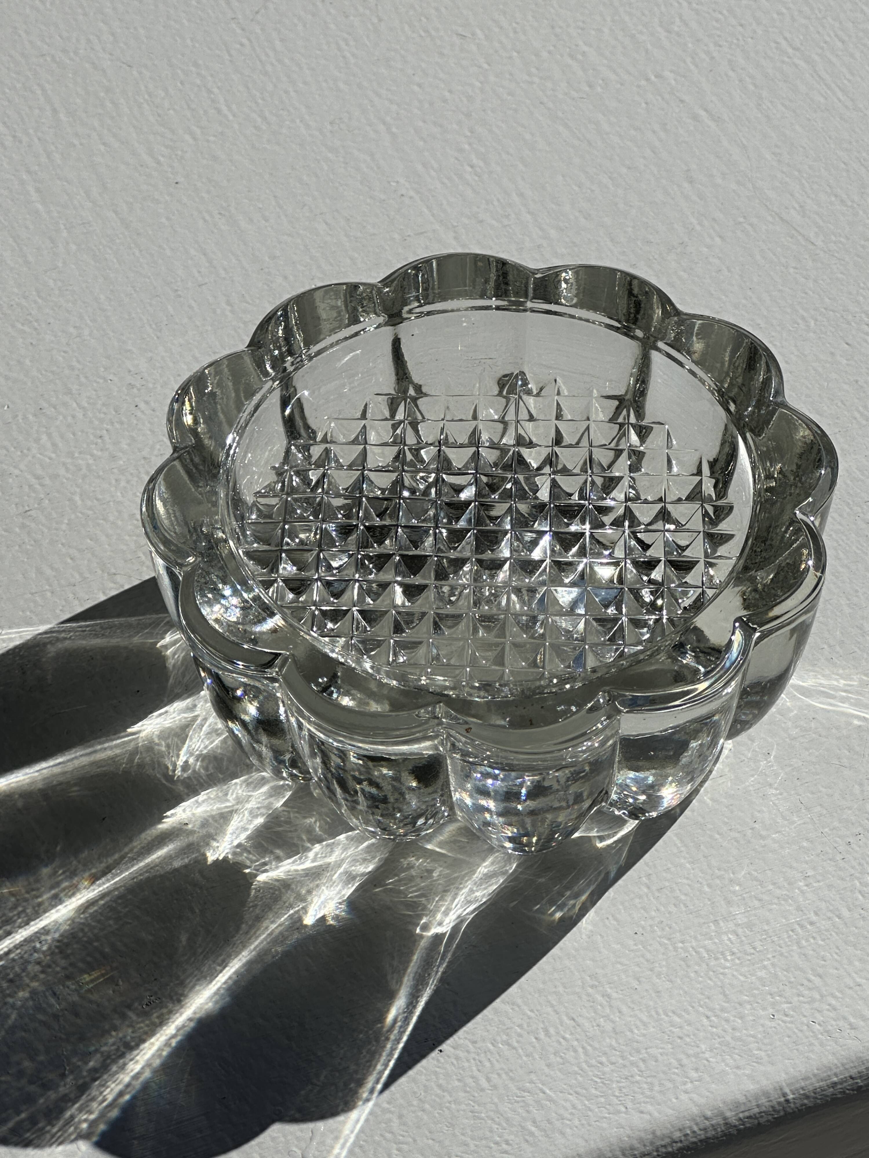 Small glass ashtray in the shape of a flower France Reims Brand MO