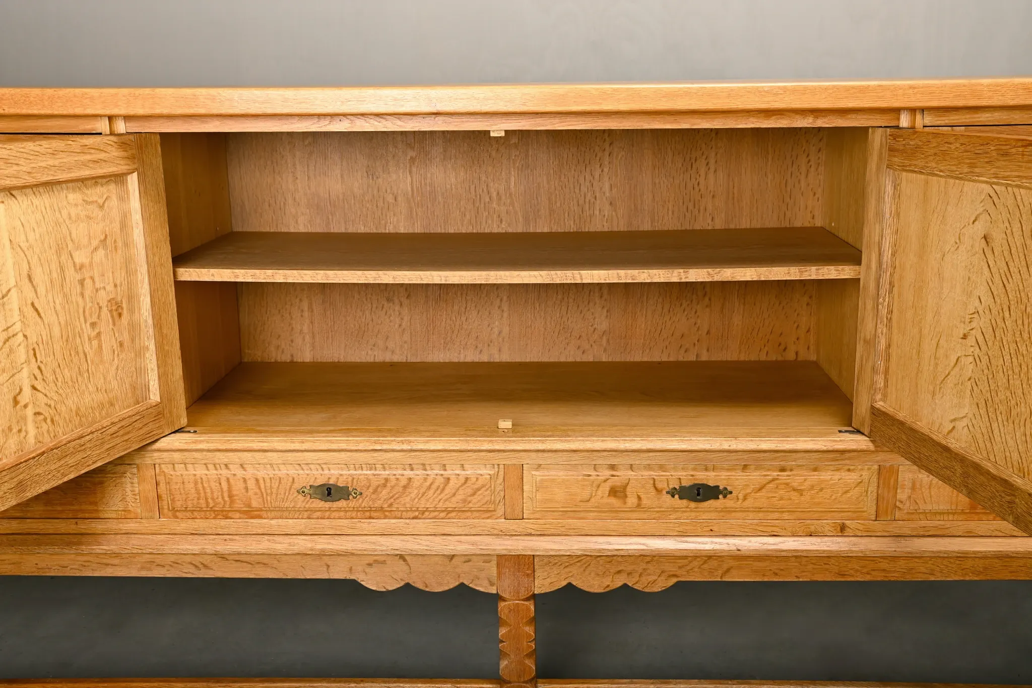 Henning Kjærnulf grand buffet mid-century brutaliste en chêne, années 1960