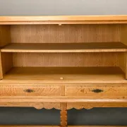 Henning Kjærnulf grand buffet mid-century brutaliste en chêne, années 1960