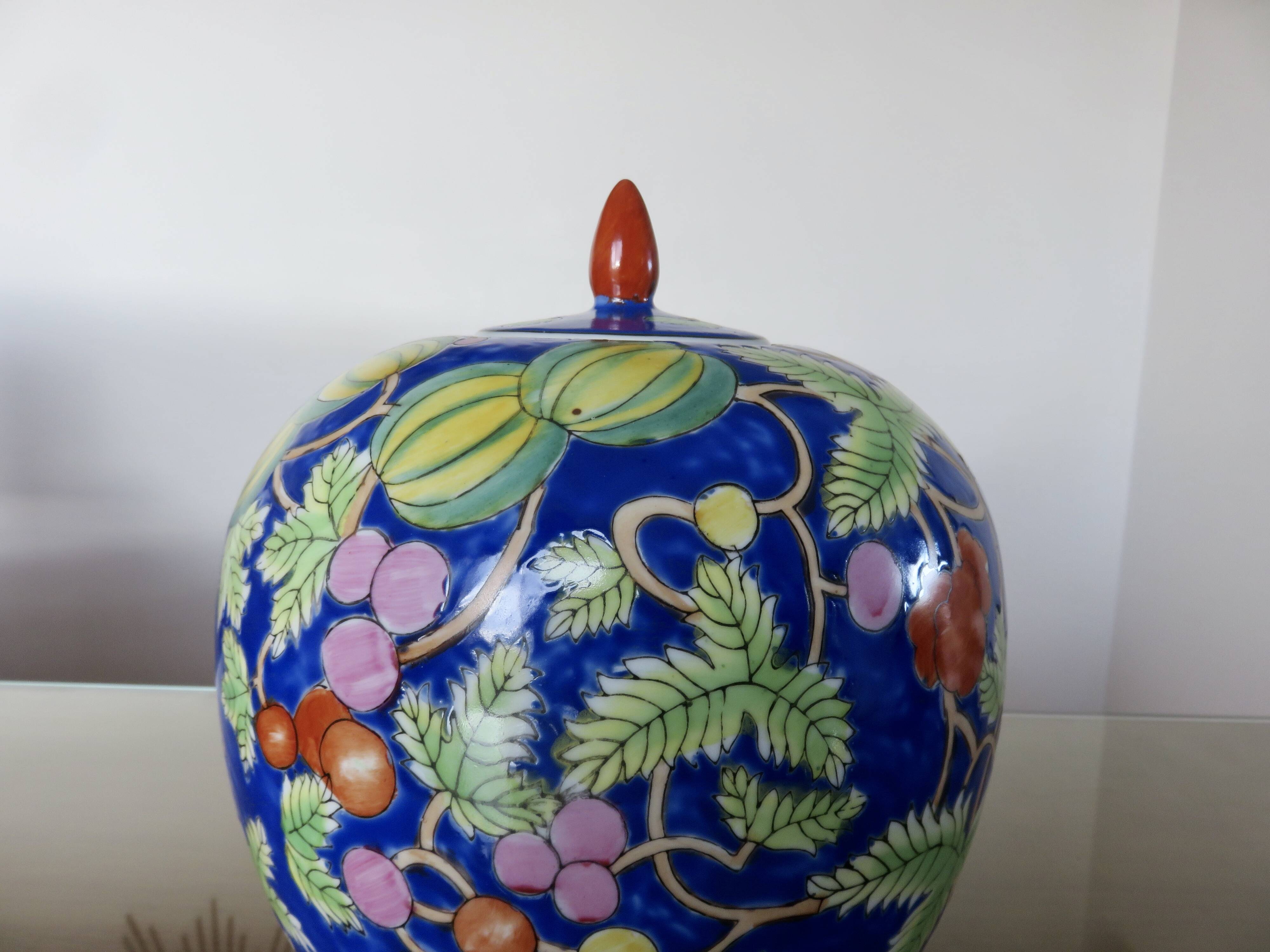 Large Chinese ginger jar in porcelain from the early 20th century.