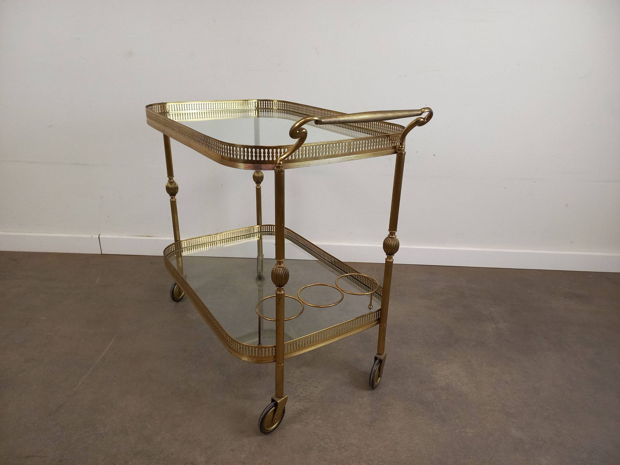 Desserte roulante en laiton doré et verre