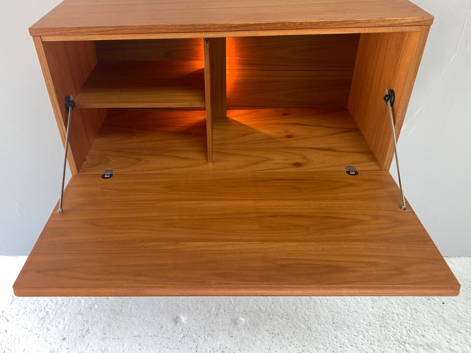 1970’s mid century Beaver & Tapley 33 floating desk/storage cabinet