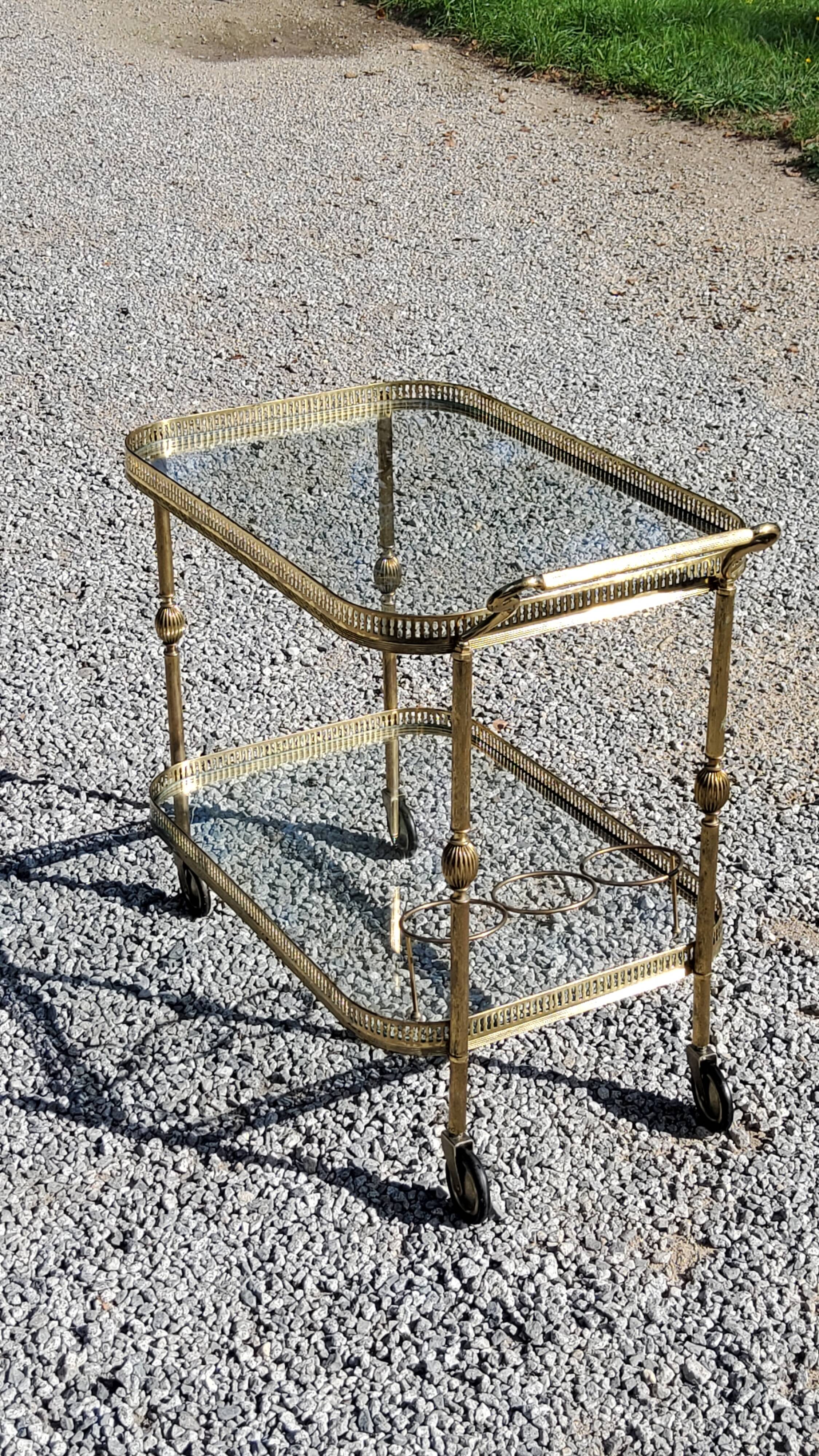 Desserte roulante des années 50-60 en laiton doré double plateaux en verre