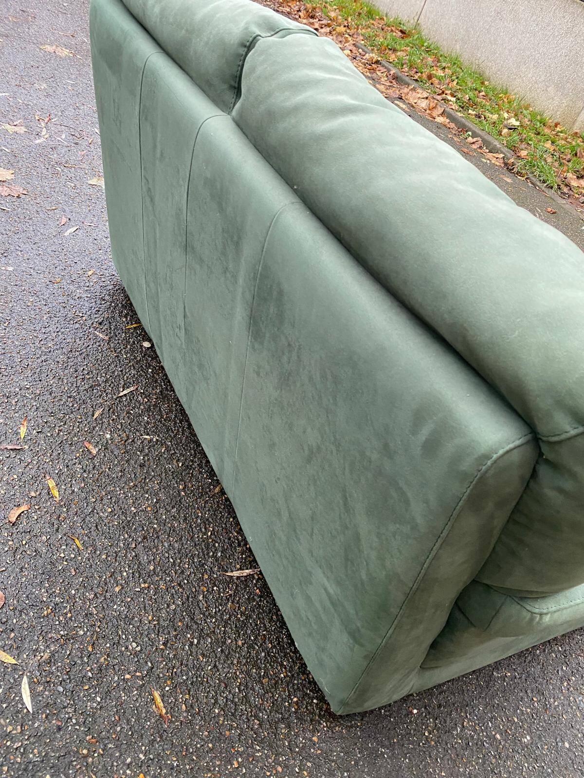 Canapé 2 places Château d'Ax en tissu daim vert 1970