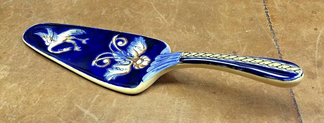 Antique Gien Renaissance cake shovel, blue background, 1941/1950