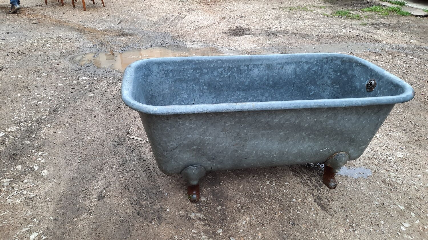 Galva bathtub
