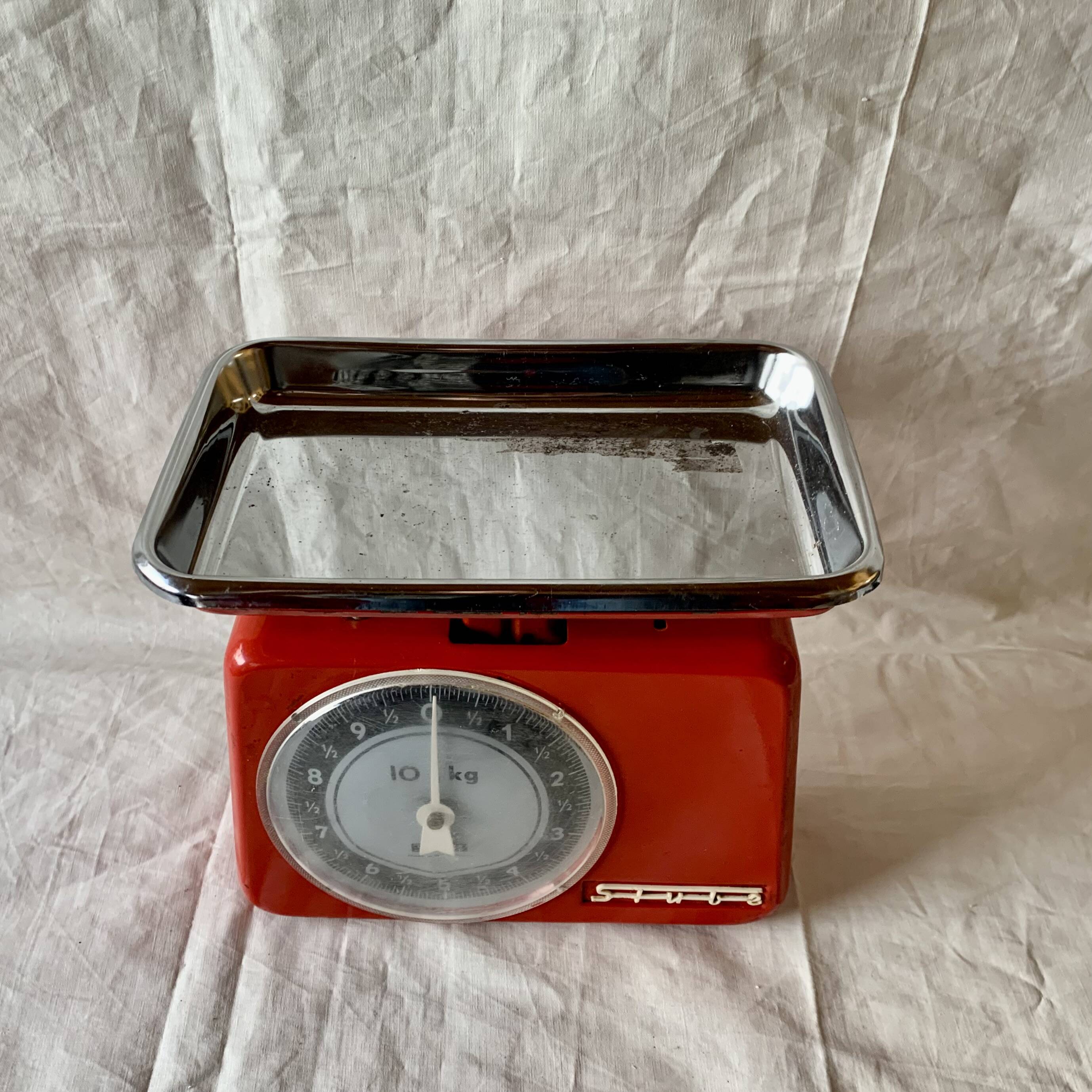 Stube vintage red lacquered metal kitchen scale - force 10