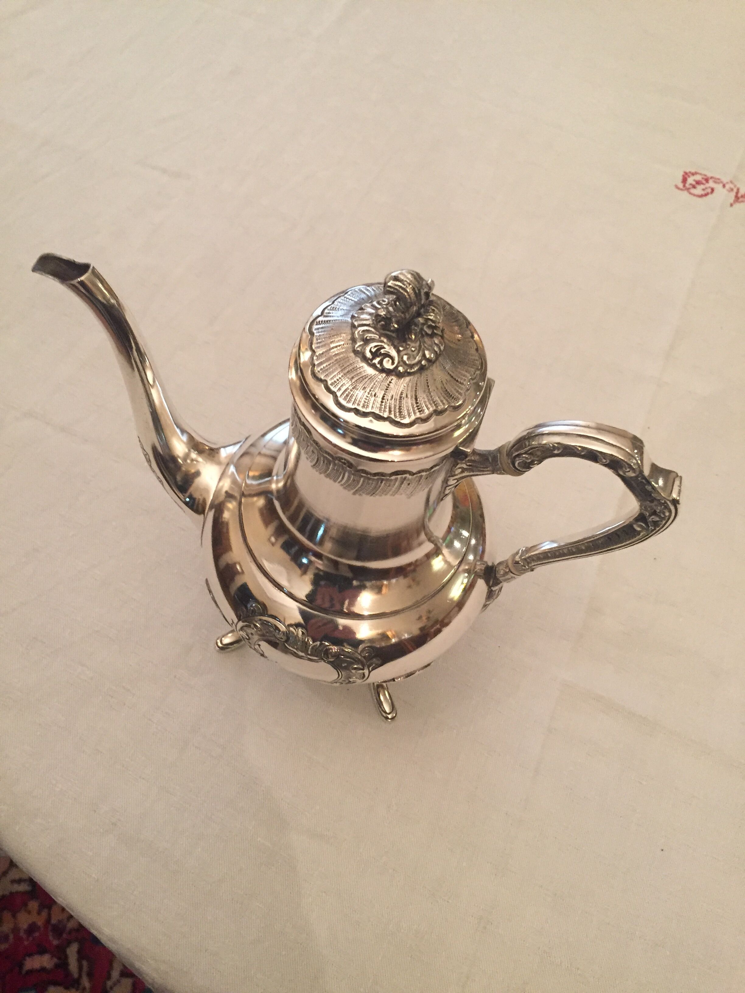 Silver metal pourer with rocker decoration