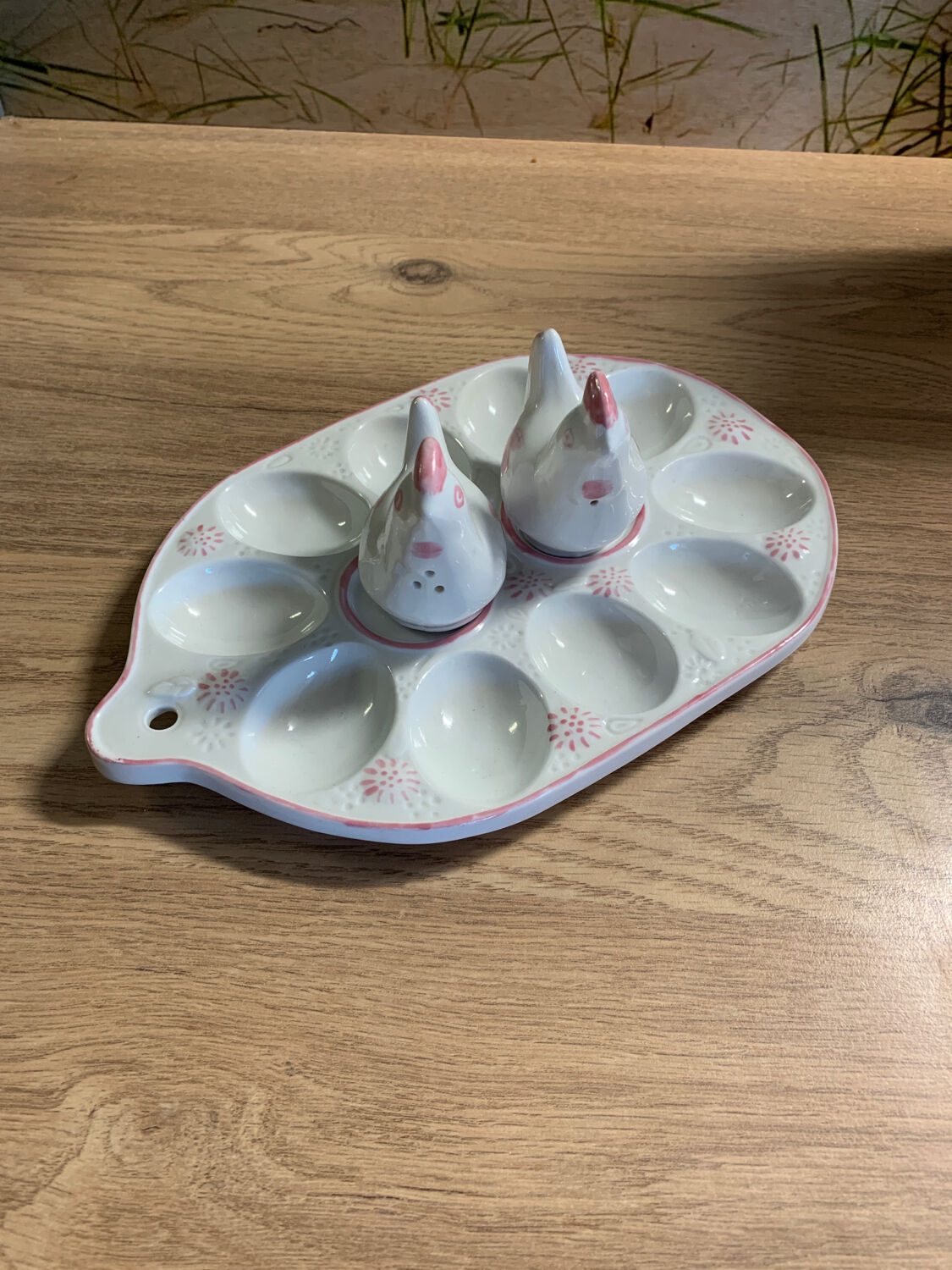 Egg dish or other, salt shaker and pepper shaker hens / 10 footprints