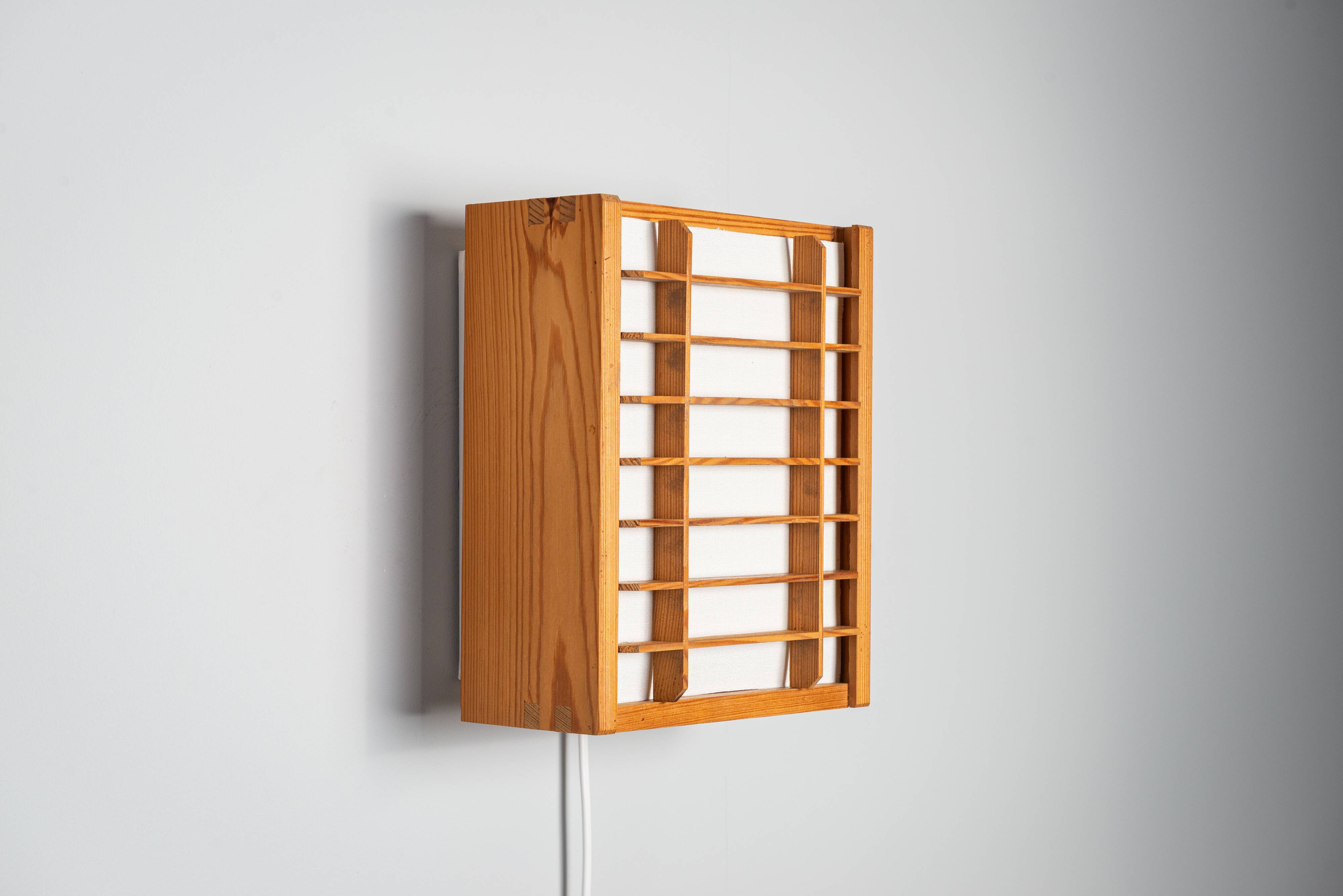 Paire de lampes murales en pin produites par Alda Sweden