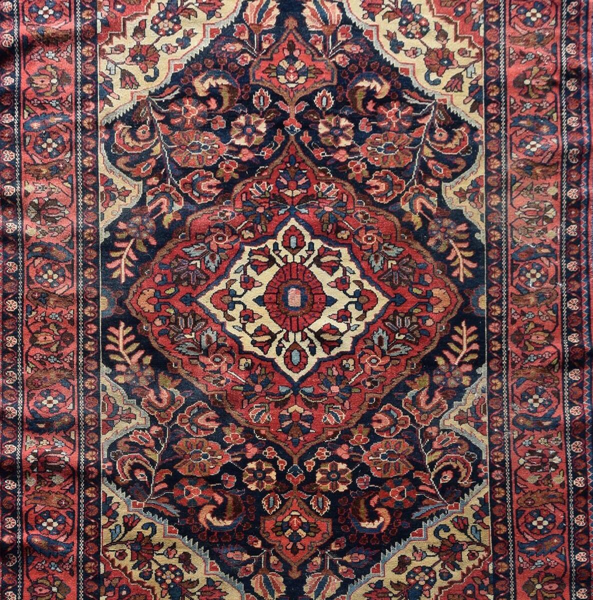 Persian Oriental rug Iran Lilian: 1.47 x 1.97 metres