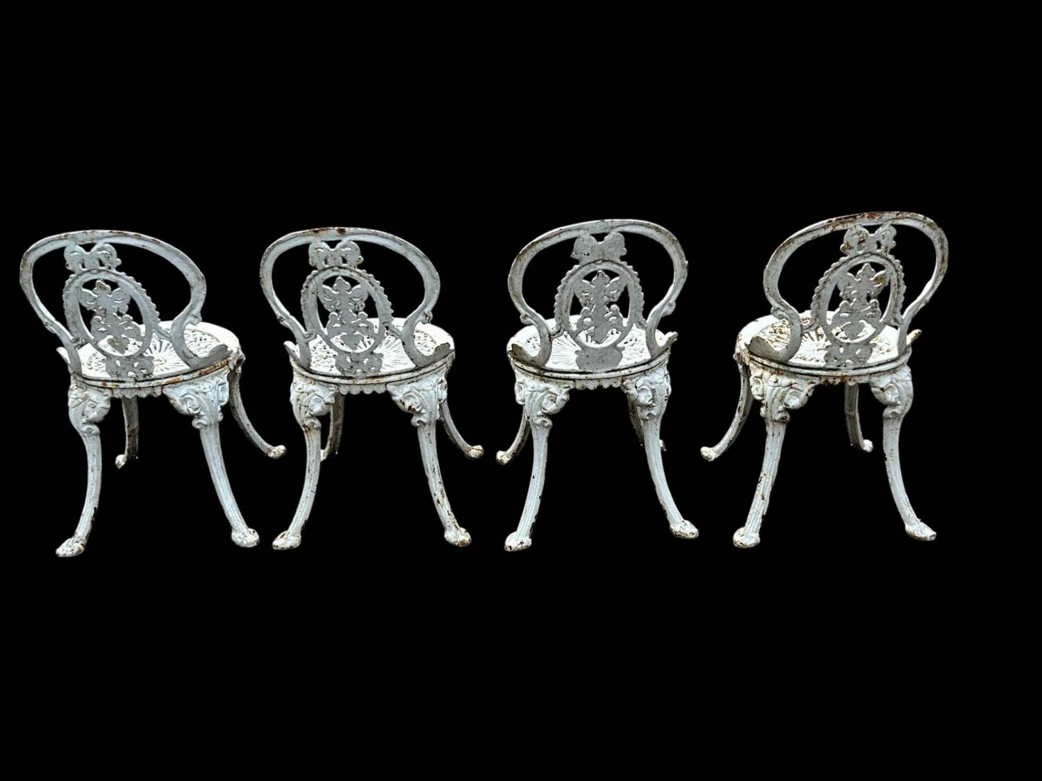 Suite de quatre chaises de jardin en fonte de style Victorien vers 190