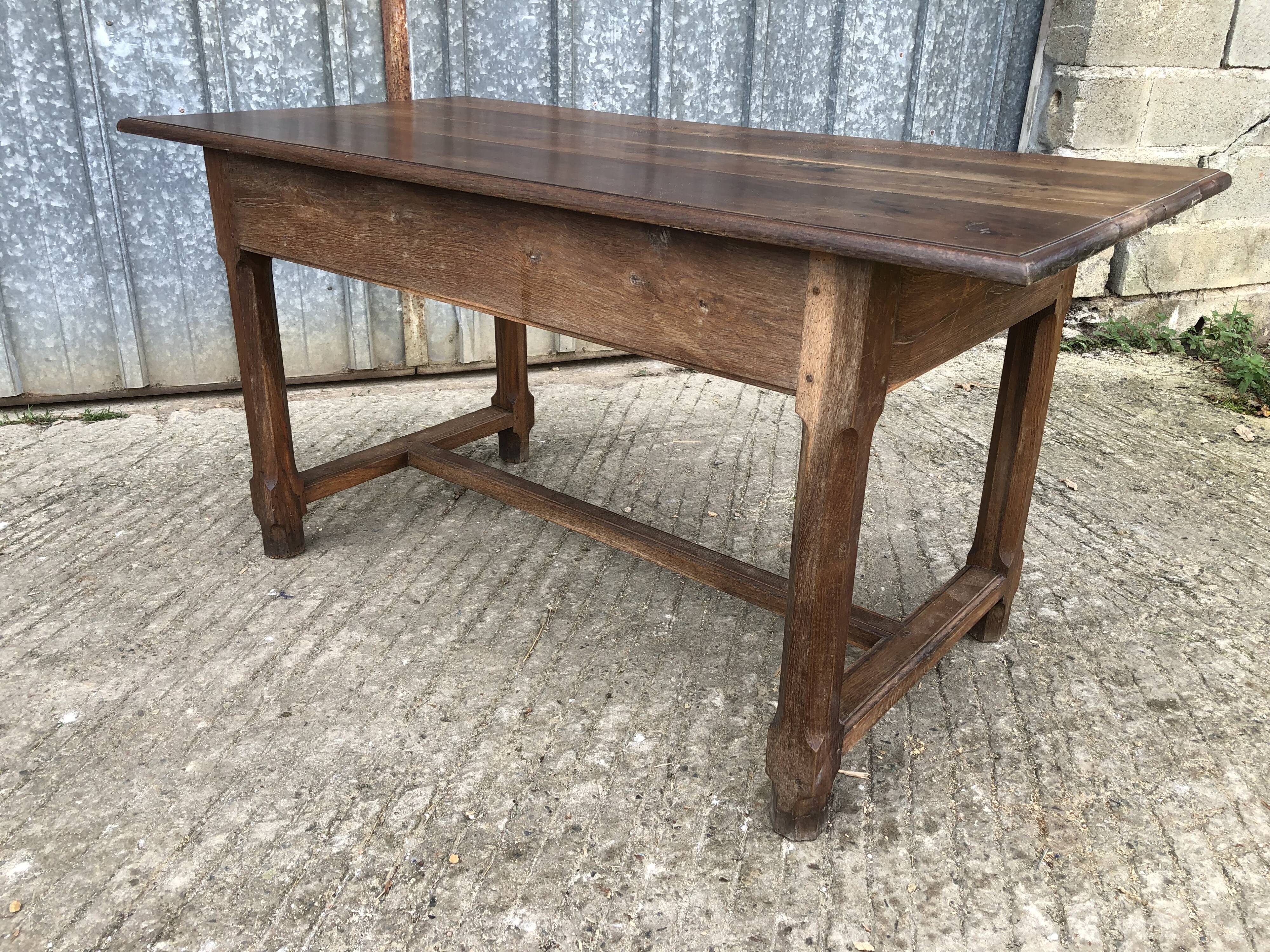 Table ancienne à barre à chat en chêne massif avec 2 tiroirs de face.