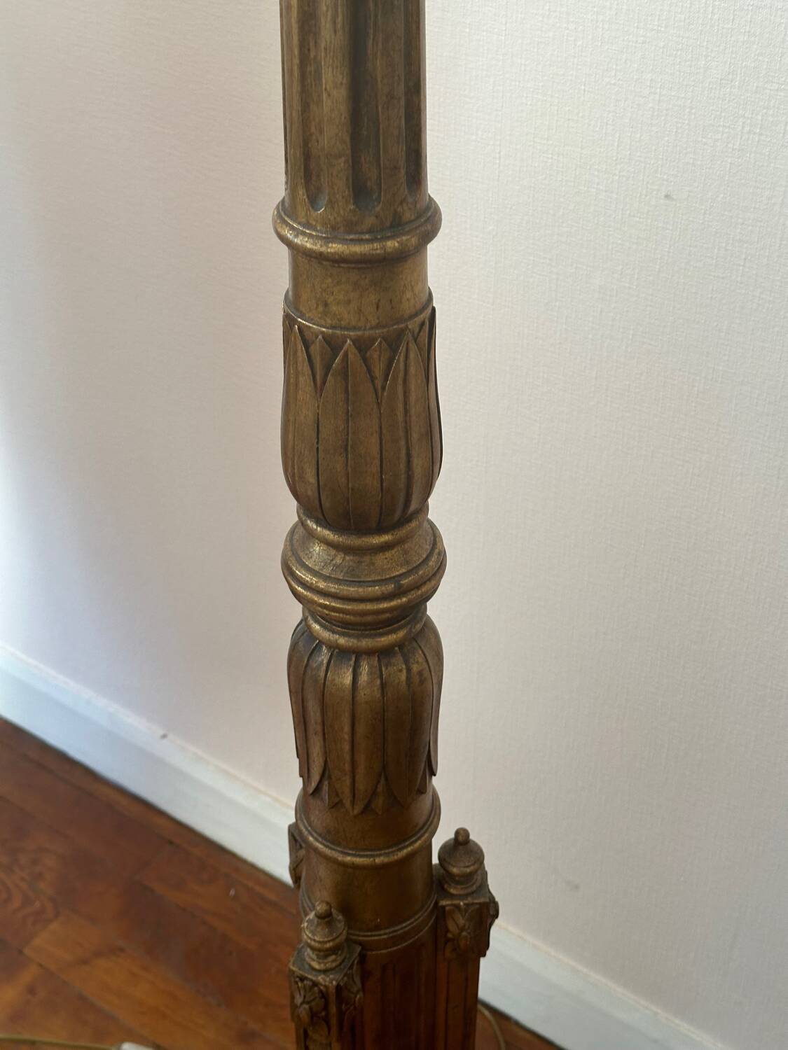 Lampadaire en bois doré Style Louis XVI