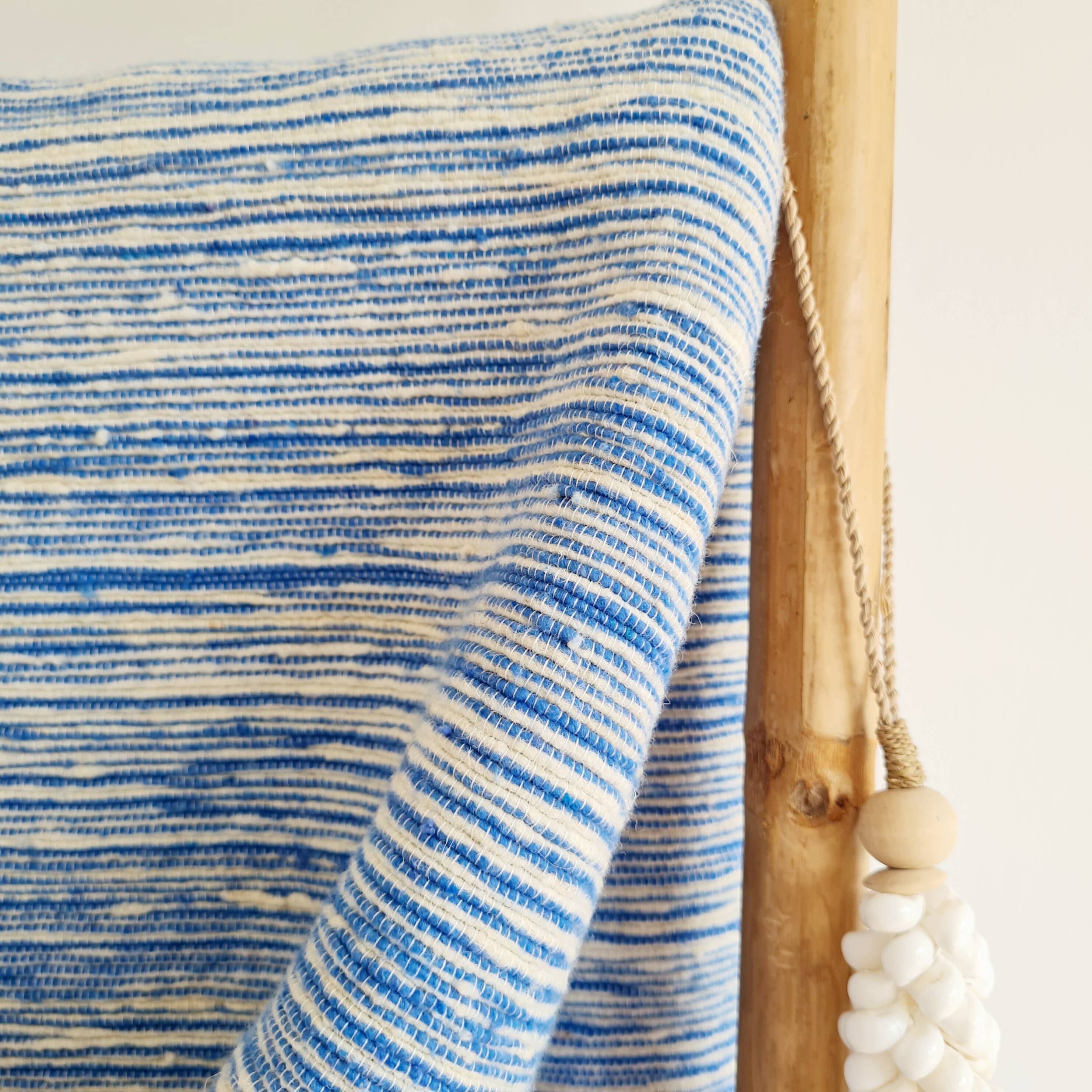 Plaid marocain artisanat rayures blanches et bleues