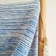 Plaid marocain artisanat rayures blanches et bleues