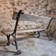 Banc de jardin ancien avec base en fer forgé et assise en chêne