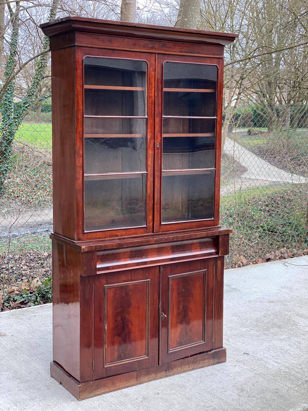 Buffet 2 corps vitrine victorienne marqueterie d'acajou laqué | Selency