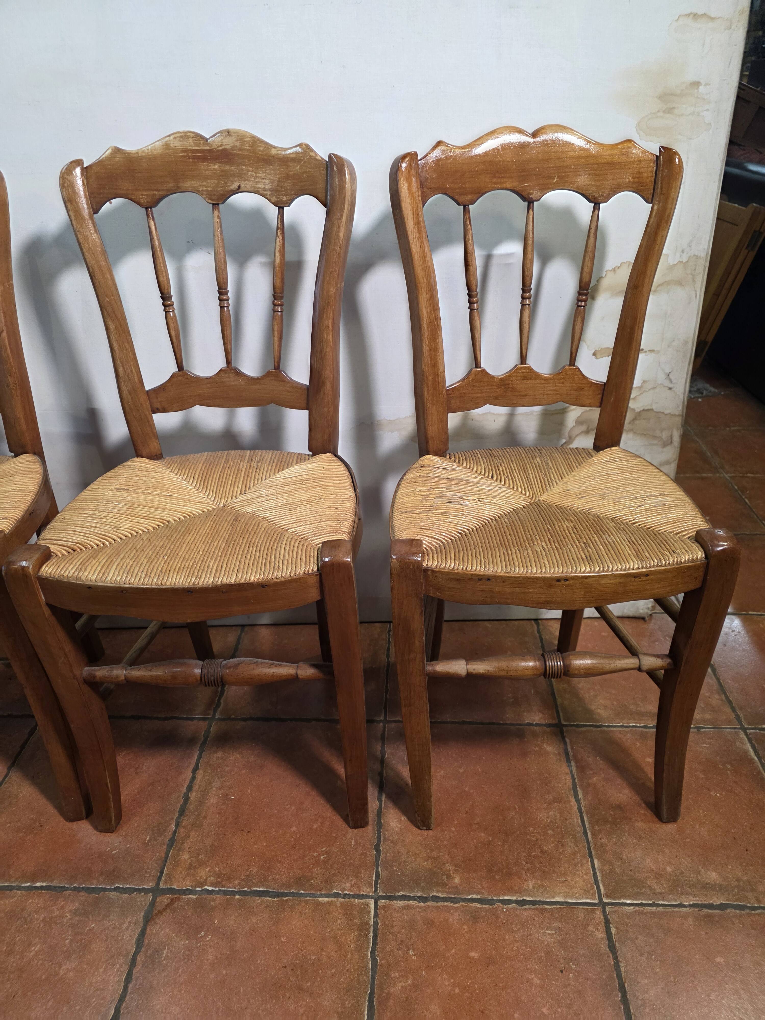4 rustic farmhouse chairs made of wood and straw