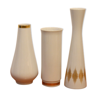Trio de vases en porcelaine blanche et dorée