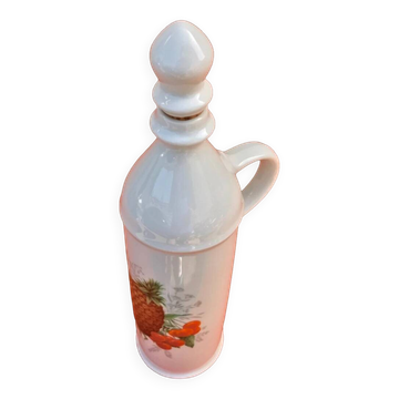 Bouteille à anse en porcelaine blanche à décor de fruits