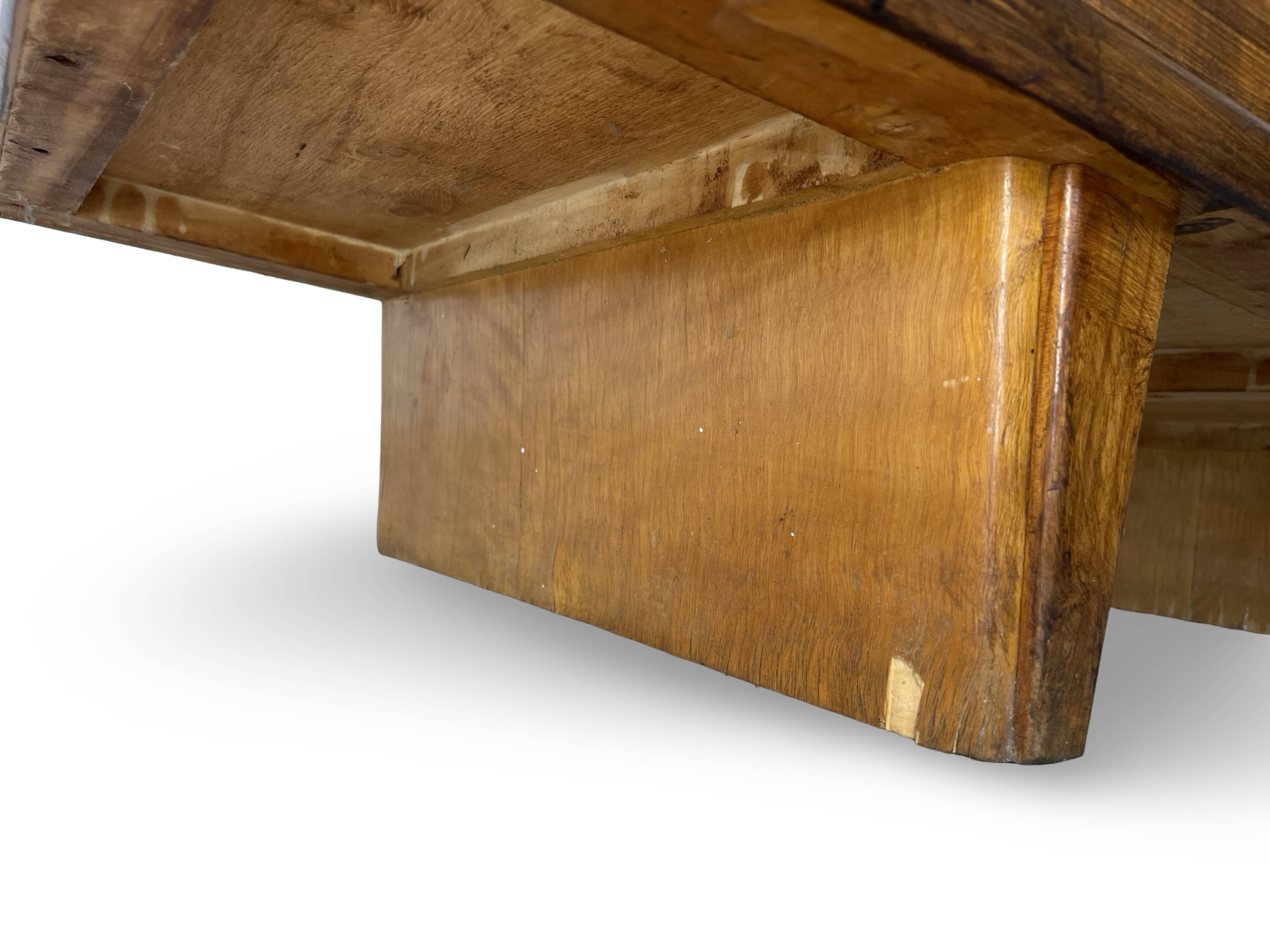 A vintage Italian chest of drawers, made of veneered walnut and solid wood,