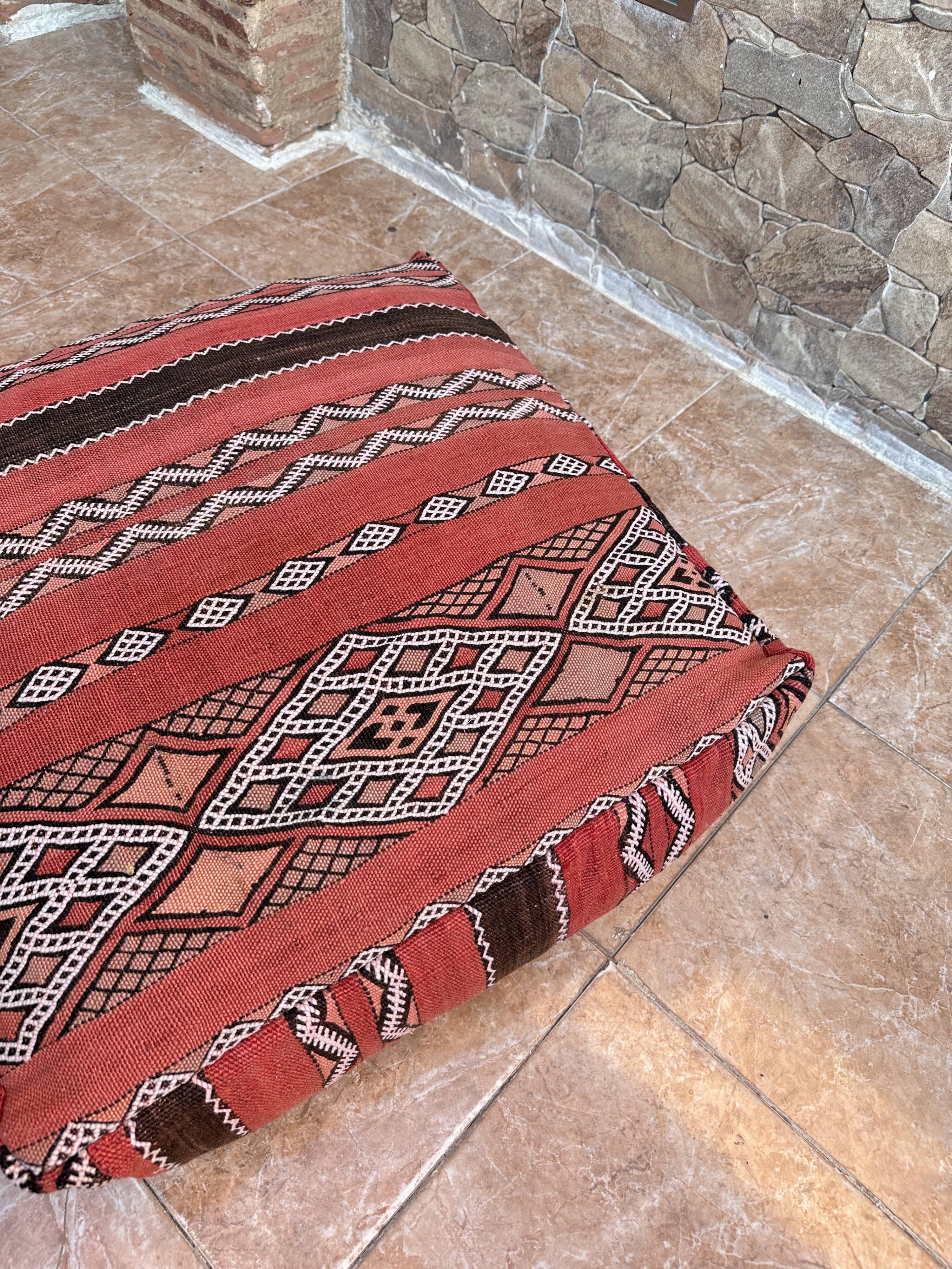 Pouf Kilim berbère fait main, coussin de sol