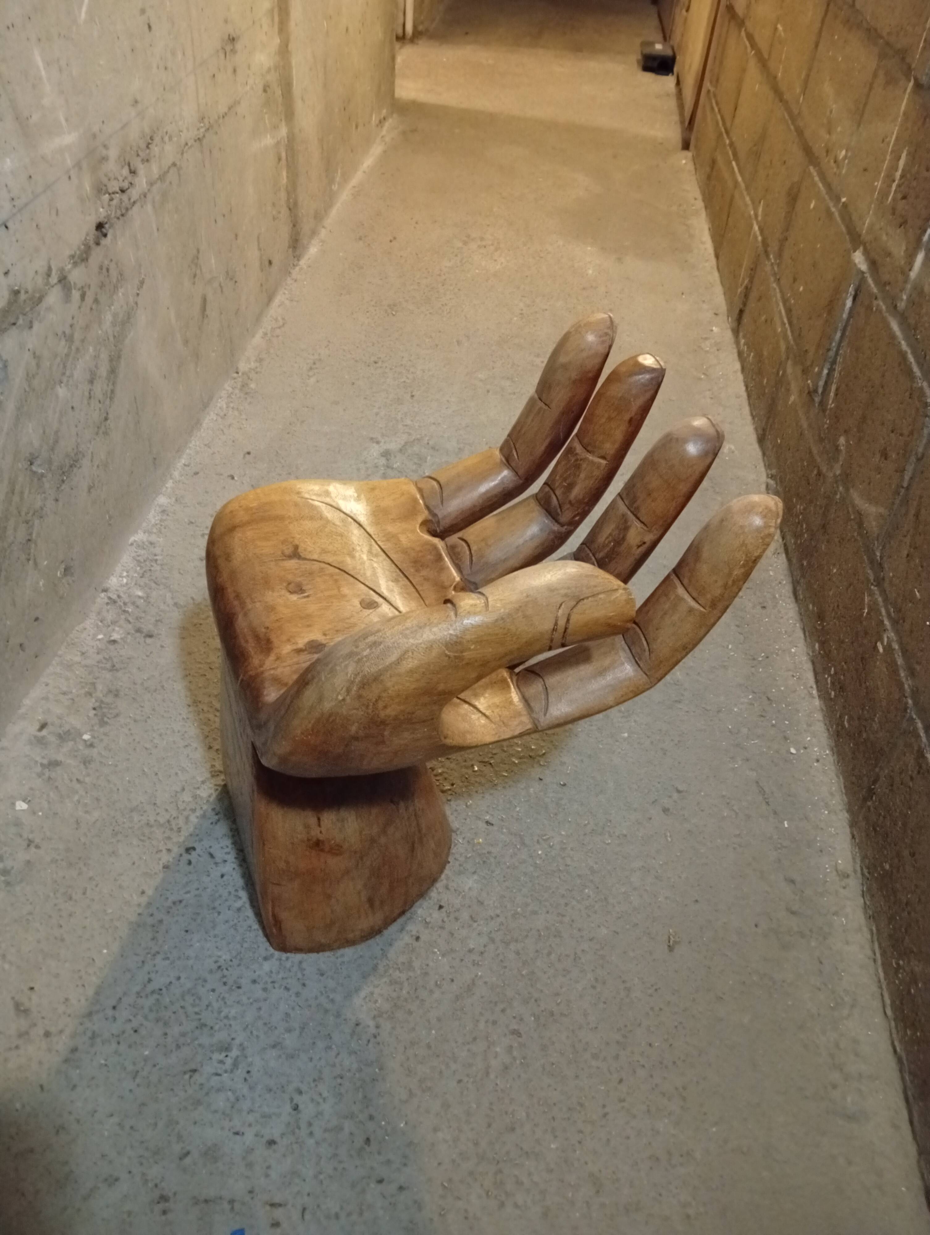Tabouret en bois teck en forme de main droite