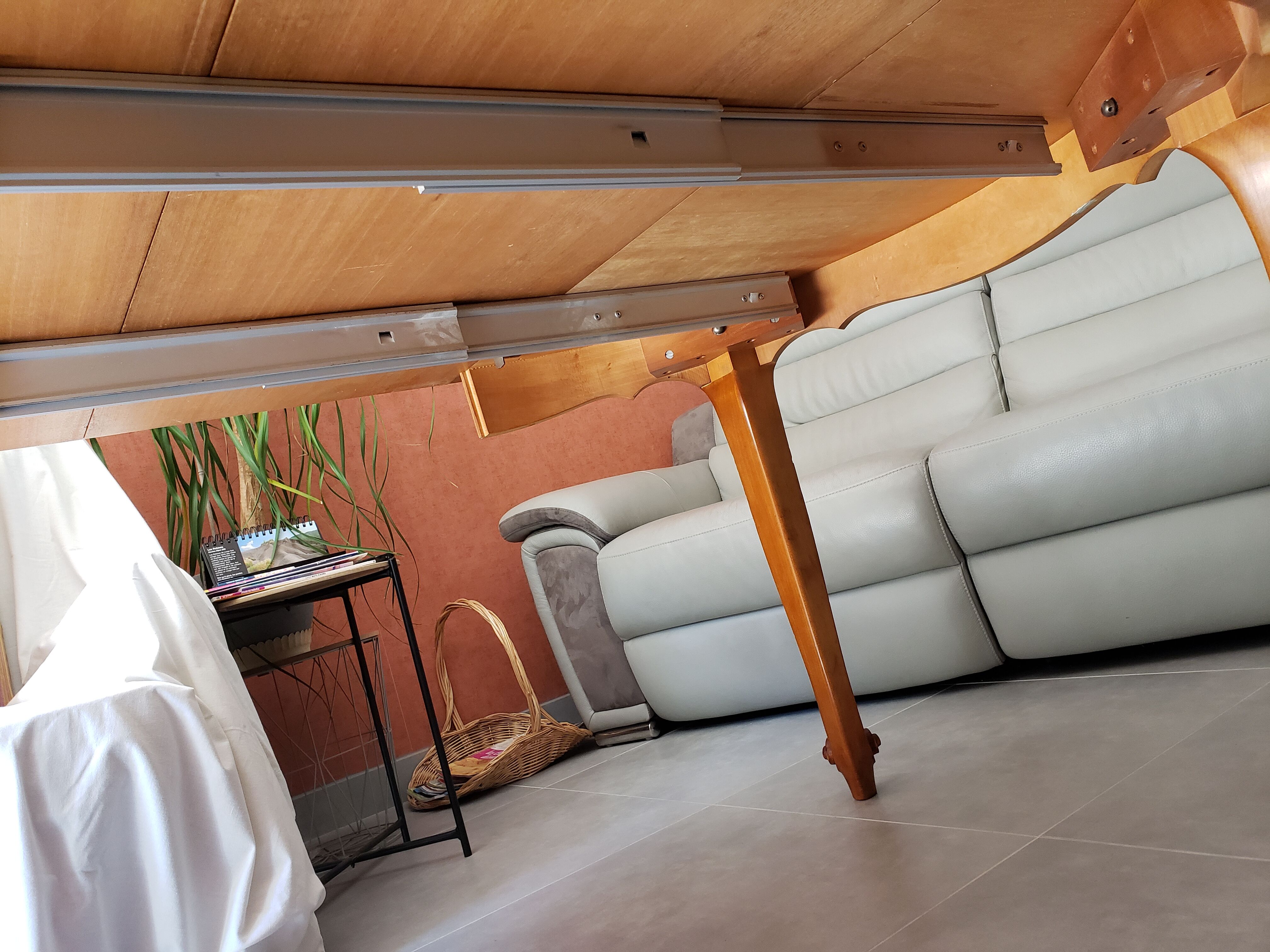 Extendable round table Louis XV style with its 2 extensions