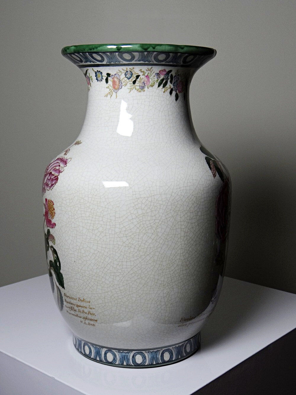 Impressive cracked earthenware vase with polychrome botanical decoration by Wong Lee, 1895, vintage.