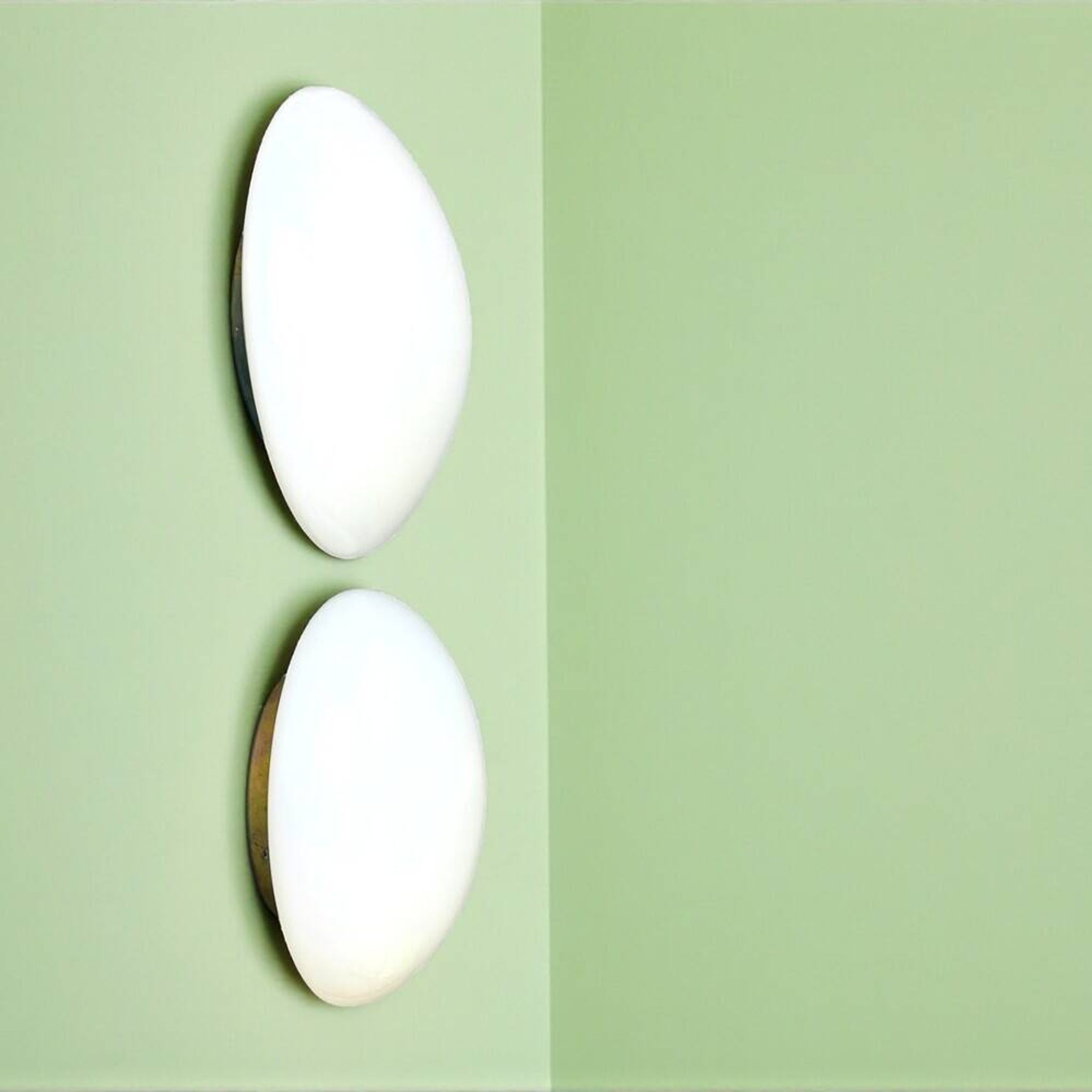 Paire de lampes murales ou de plafond en verre blanc Art Déco