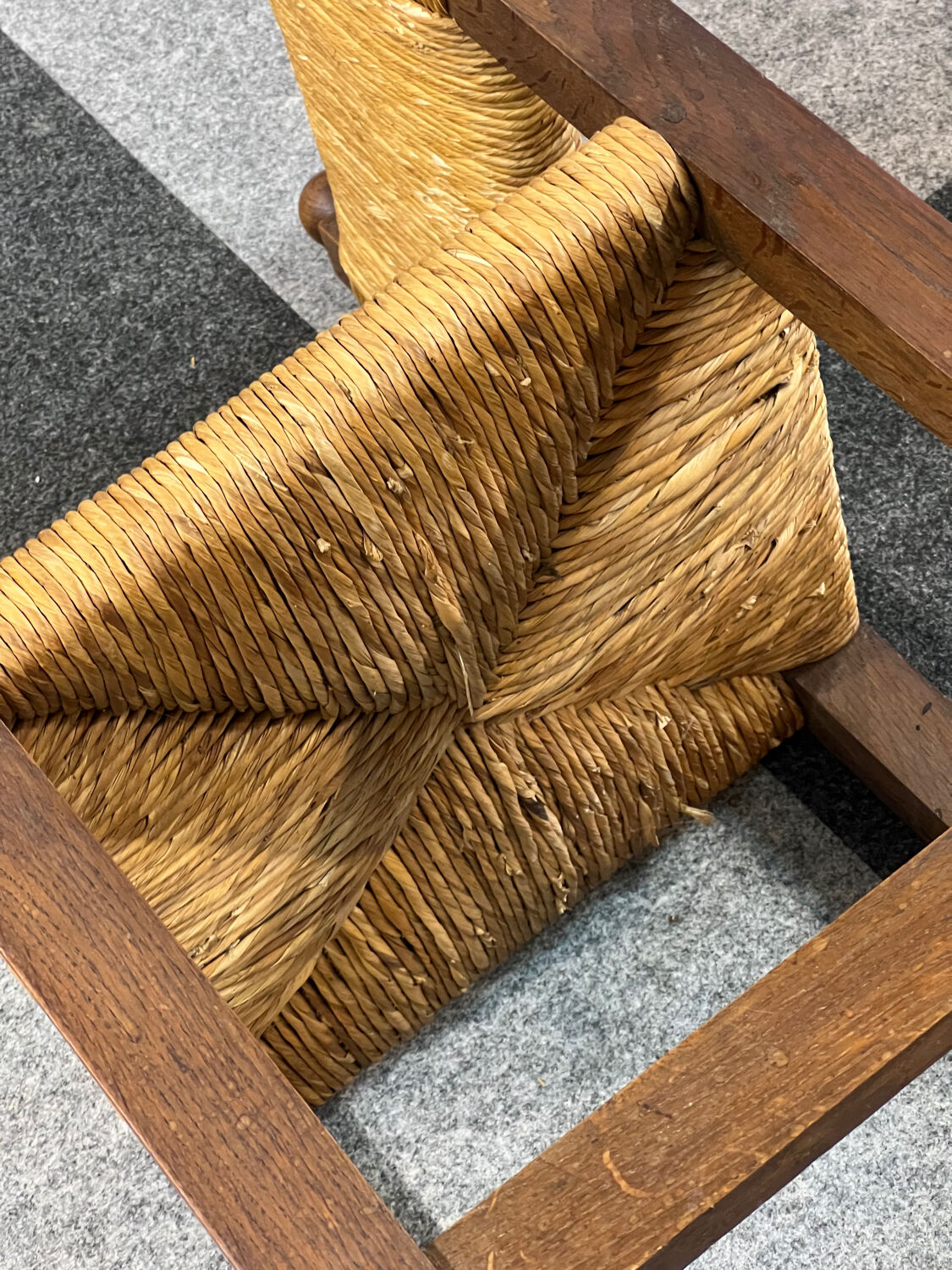 4 brutalist chairs in straw and wood