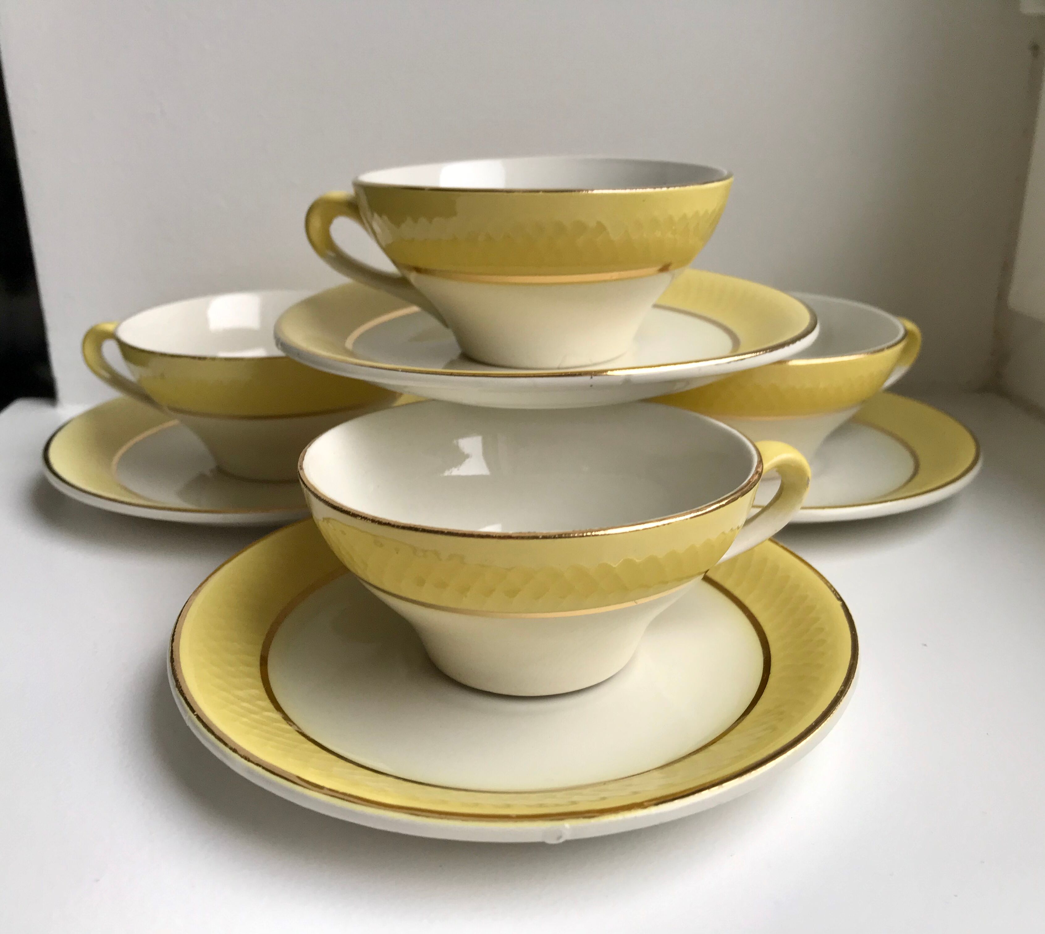 Lot de 4 tasses et sous-tasses jaune canari moulin des loups années 50