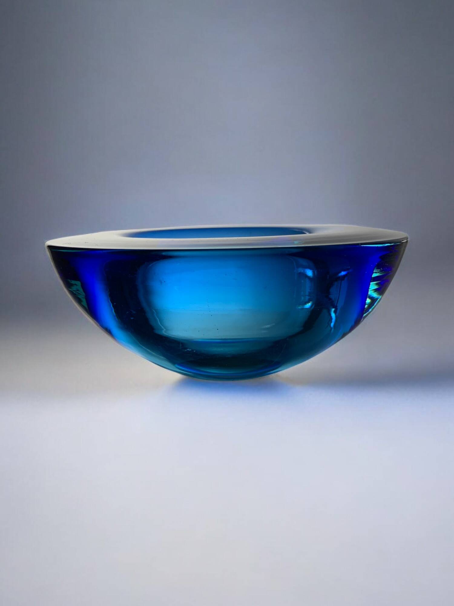 Vide-poche circulaire en verre de Murano bleu par Flavio Poli