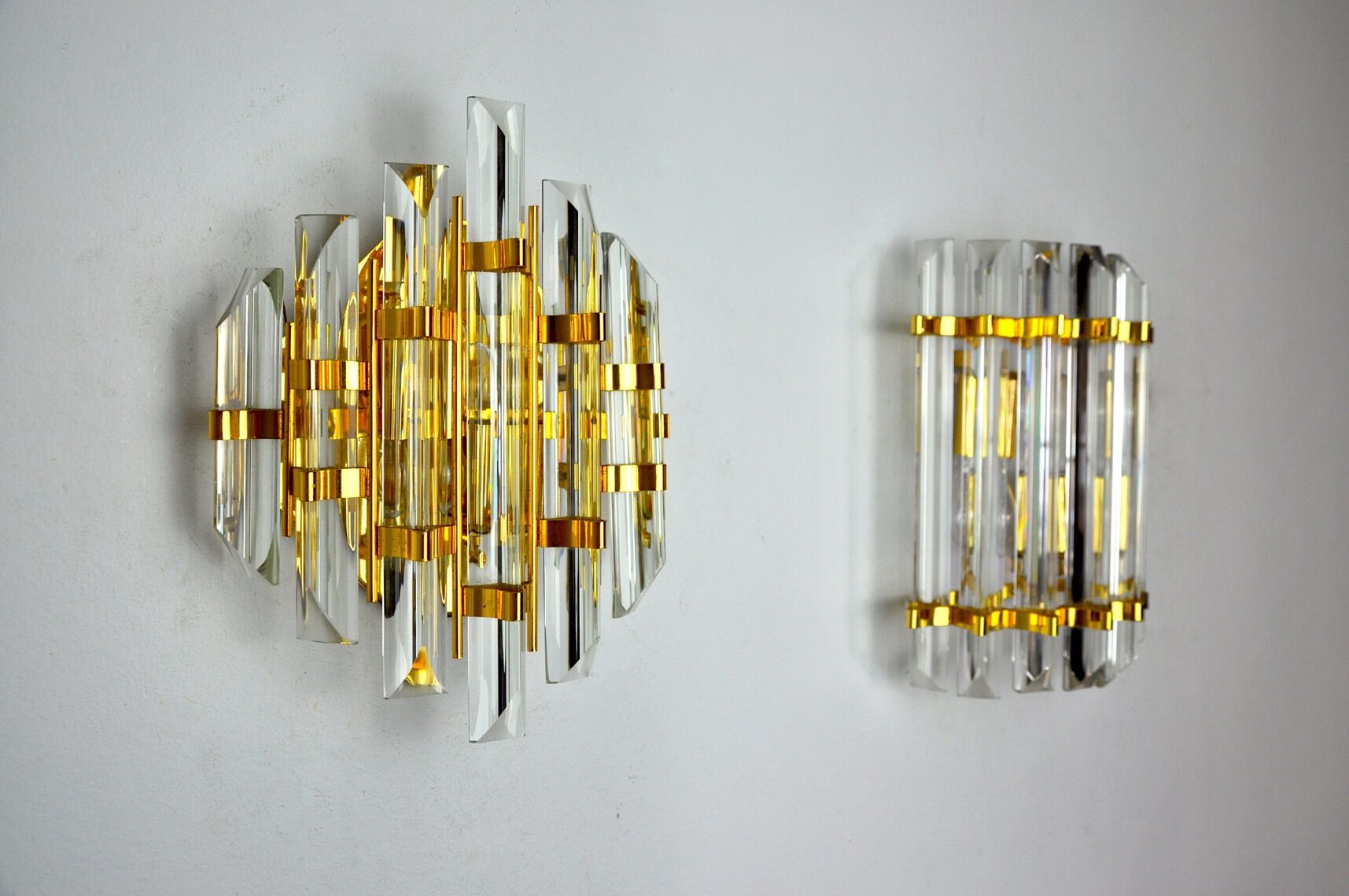 Duo of venini wall lamps, Murano, cut glass, Italy, 1970