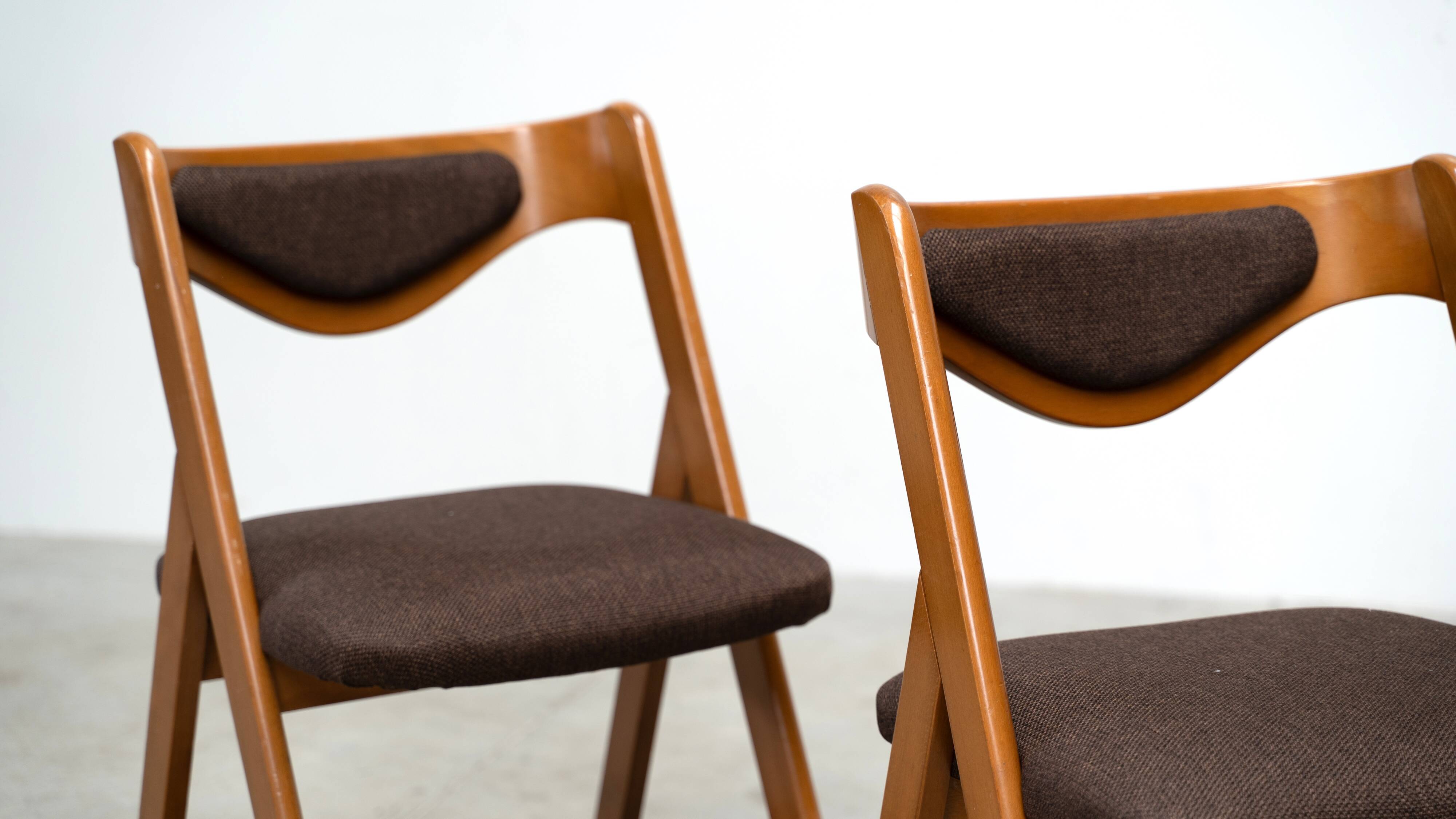 Ensemble de six chaises de salle à manger sculpturales italiennes.
