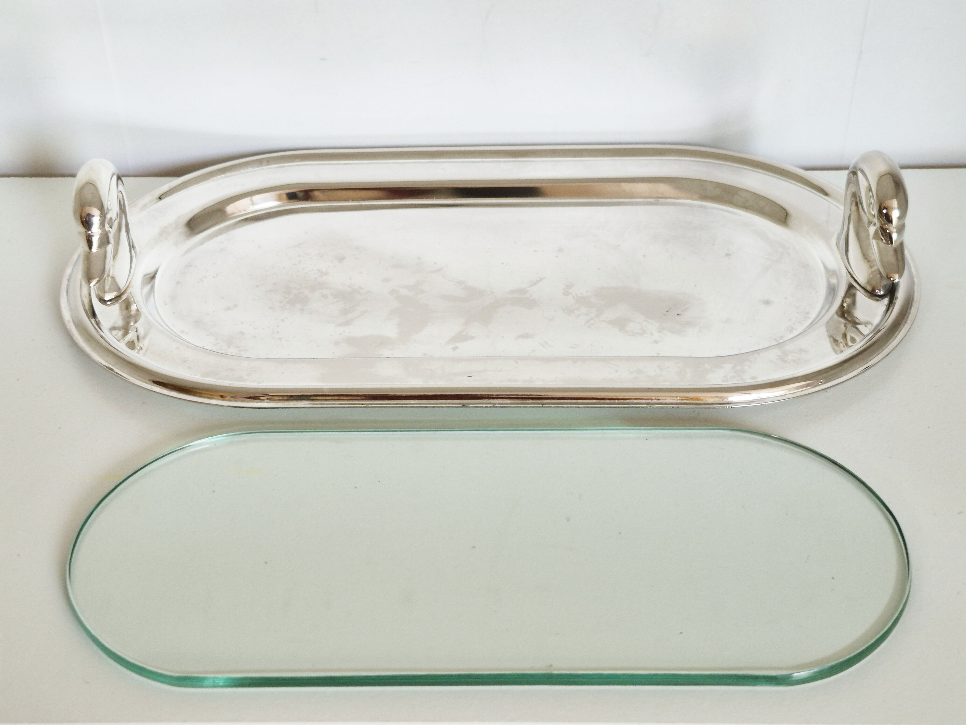 Serving dish for foie gras in silver-plated metal.