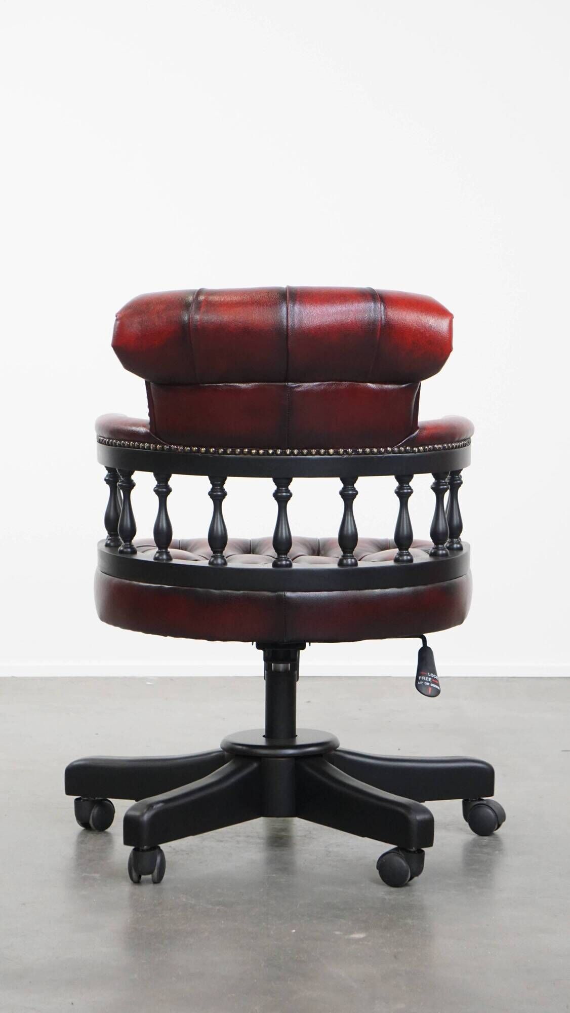Chaise de bureau Chesterfield en cuir de vachette rouge/noir et bois