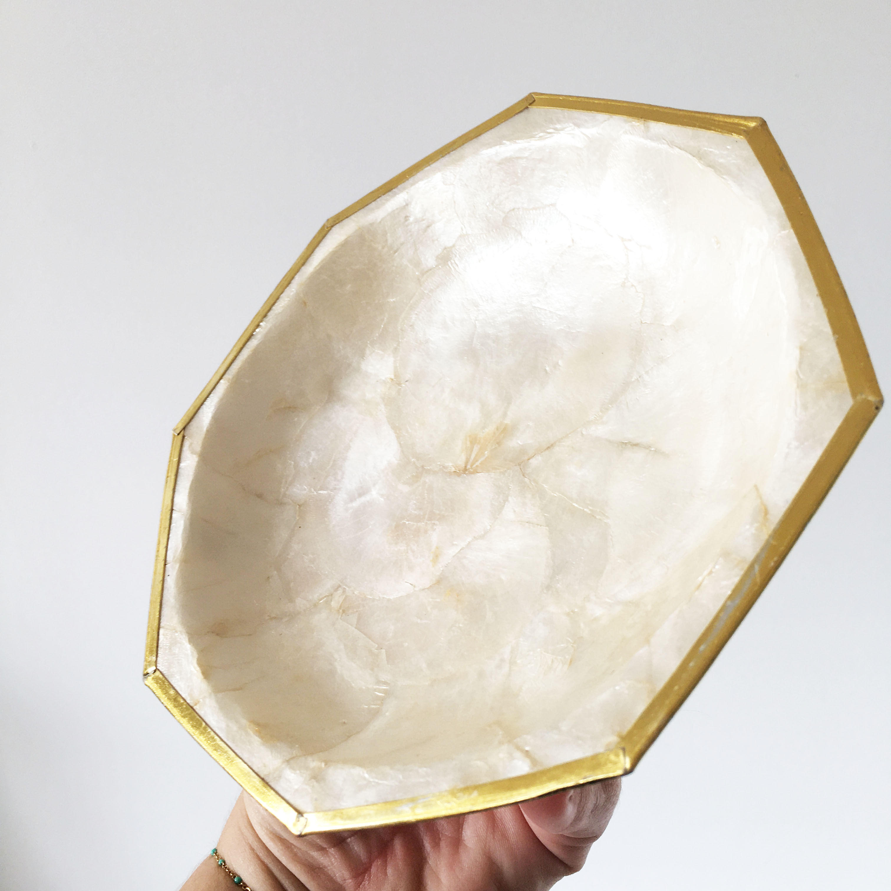 Vintage cup in mother-of-pearl and gold ledé